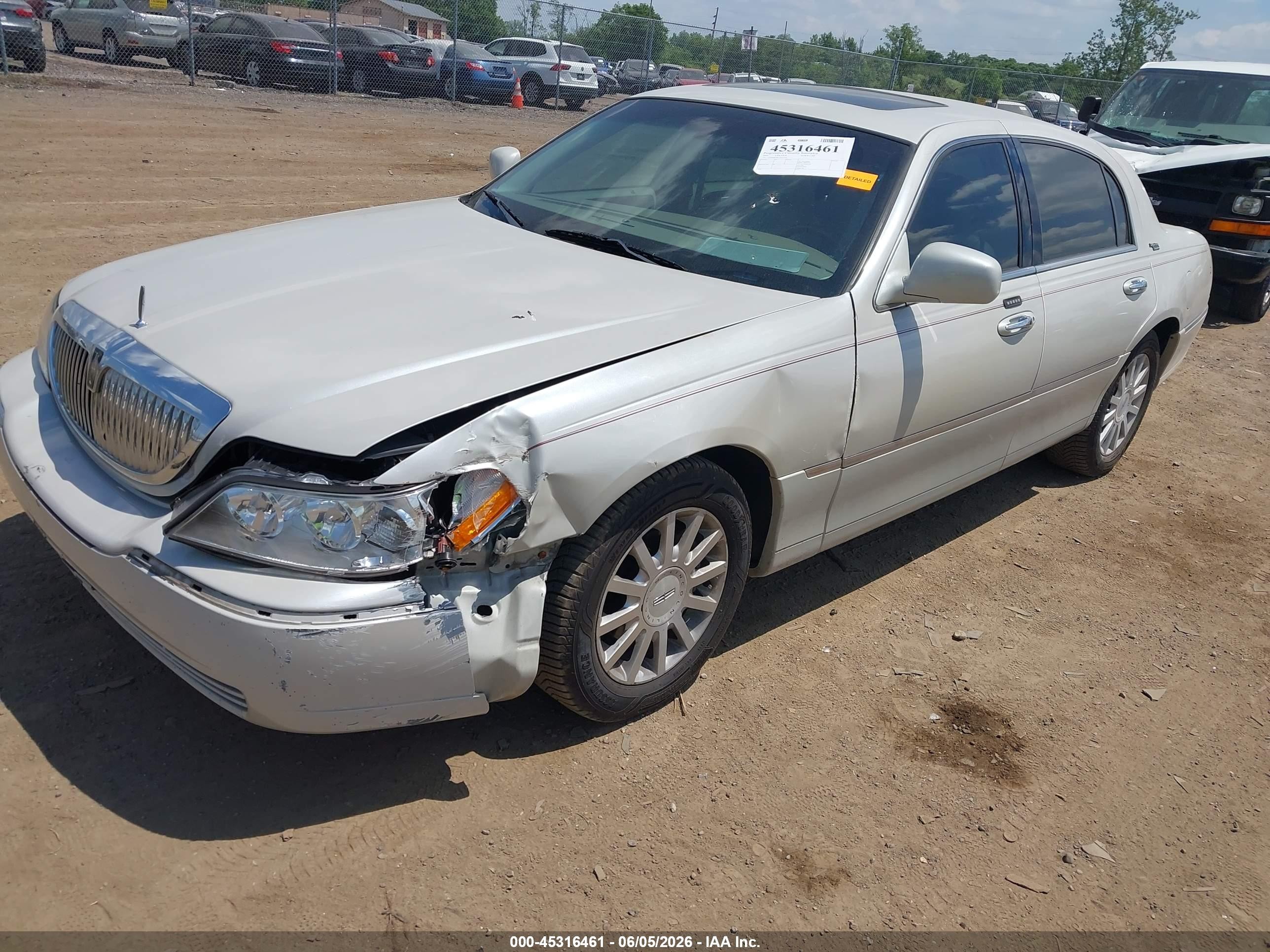 2005 Lincoln Town Car Signature Limited Beige vin: 1LNHM82W15Y611554