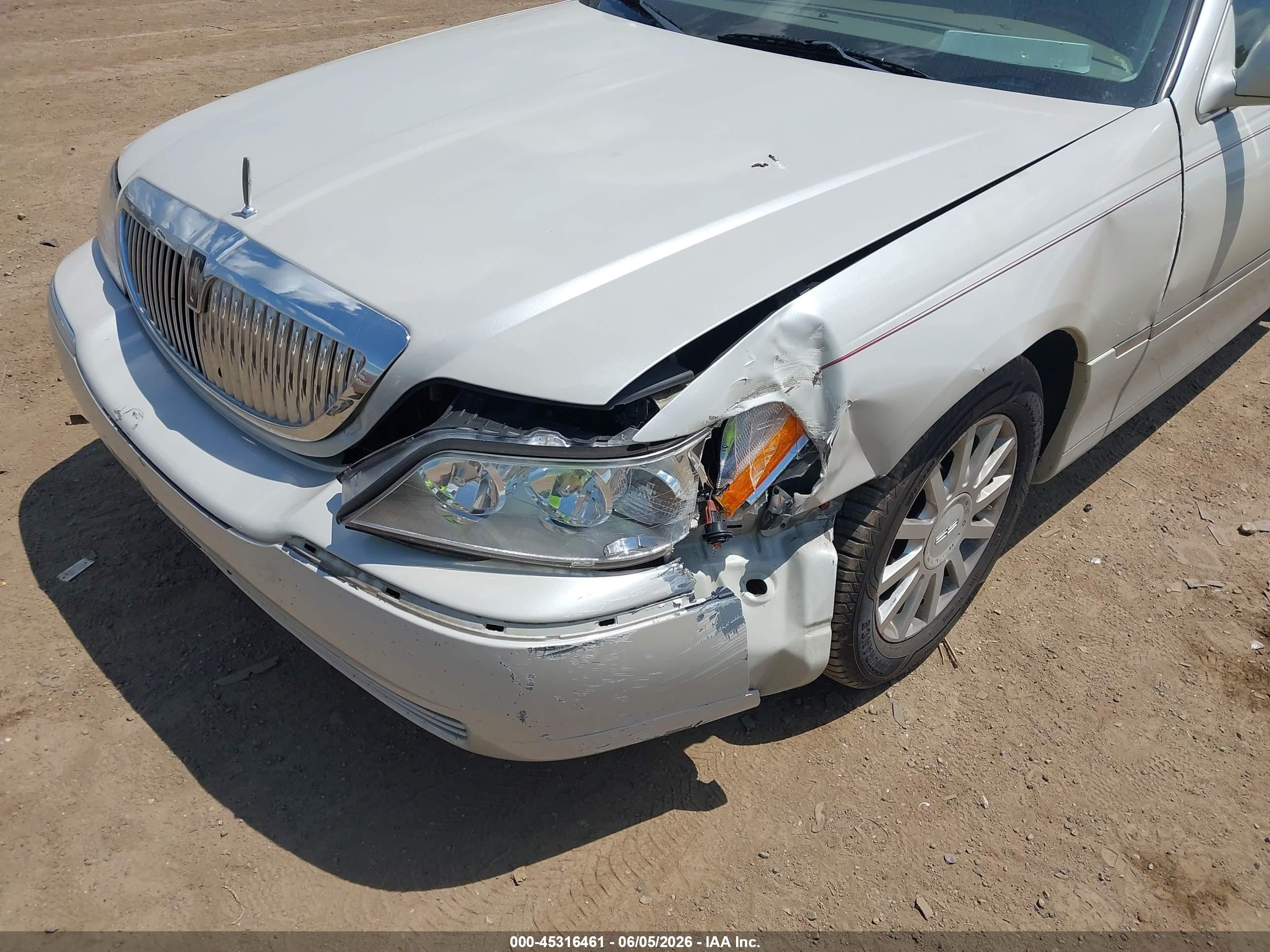 2005 Lincoln Town Car Signature Limited Beige vin: 1LNHM82W15Y611554