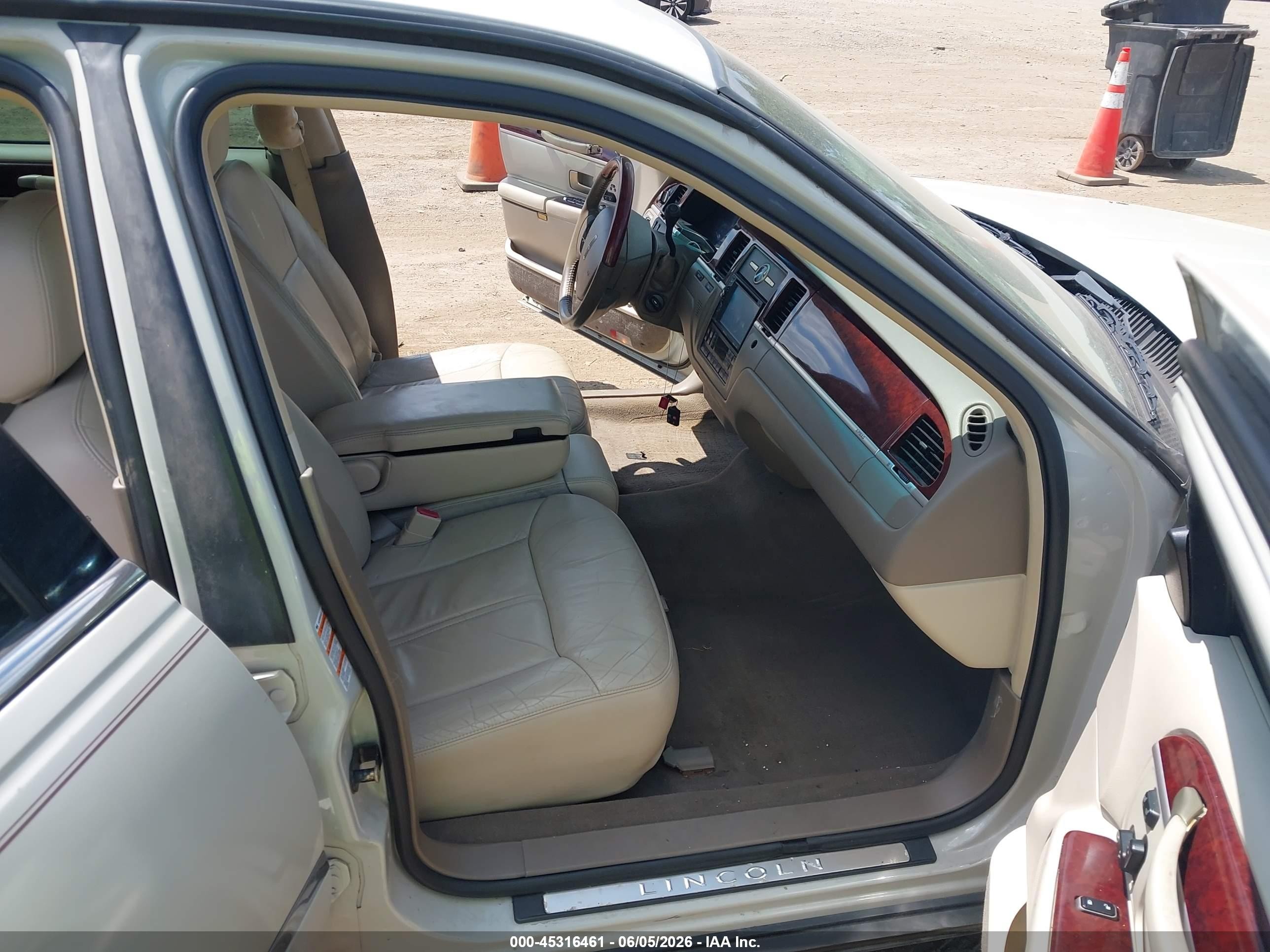 2005 Lincoln Town Car Signature Limited Beige vin: 1LNHM82W15Y611554