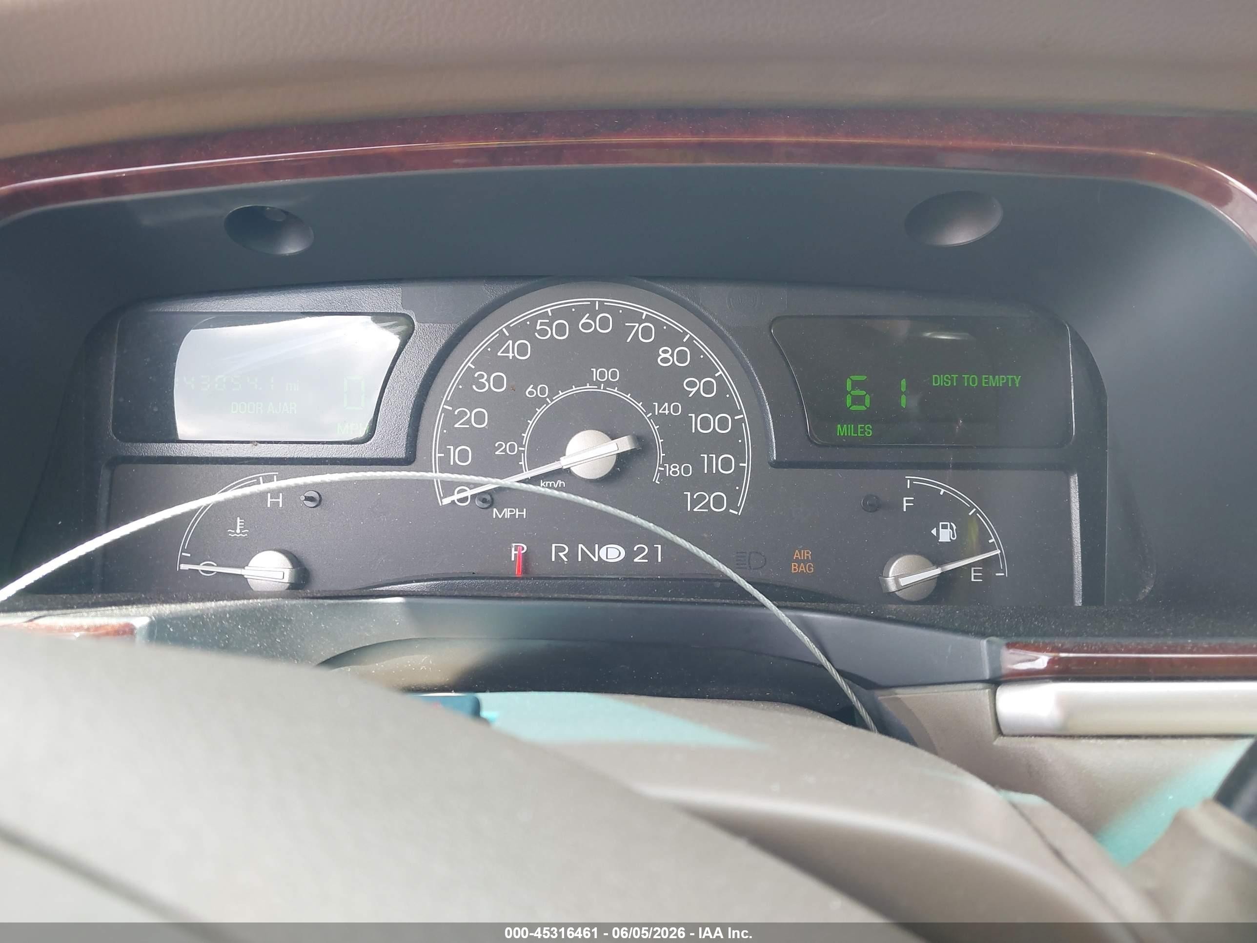 2005 Lincoln Town Car Signature Limited Beige vin: 1LNHM82W15Y611554