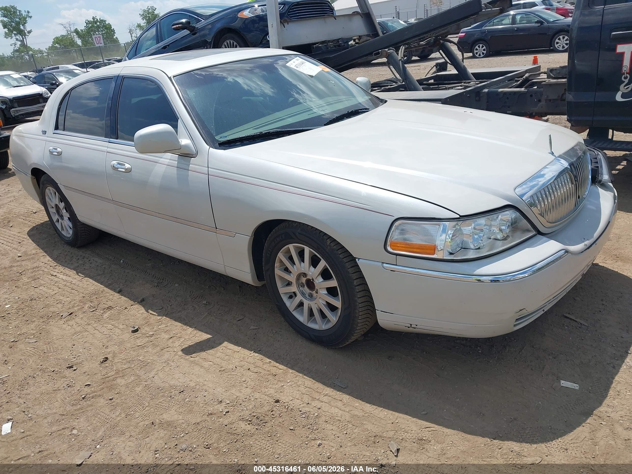 2005 Lincoln Town Car Signature Limited Beige vin: 1LNHM82W15Y611554