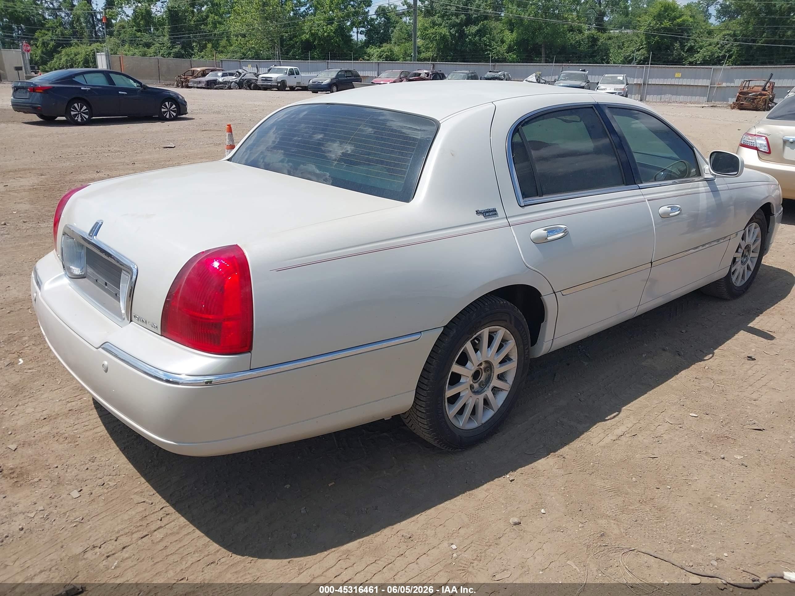 2005 Lincoln Town Car Signature Limited Beige vin: 1LNHM82W15Y611554