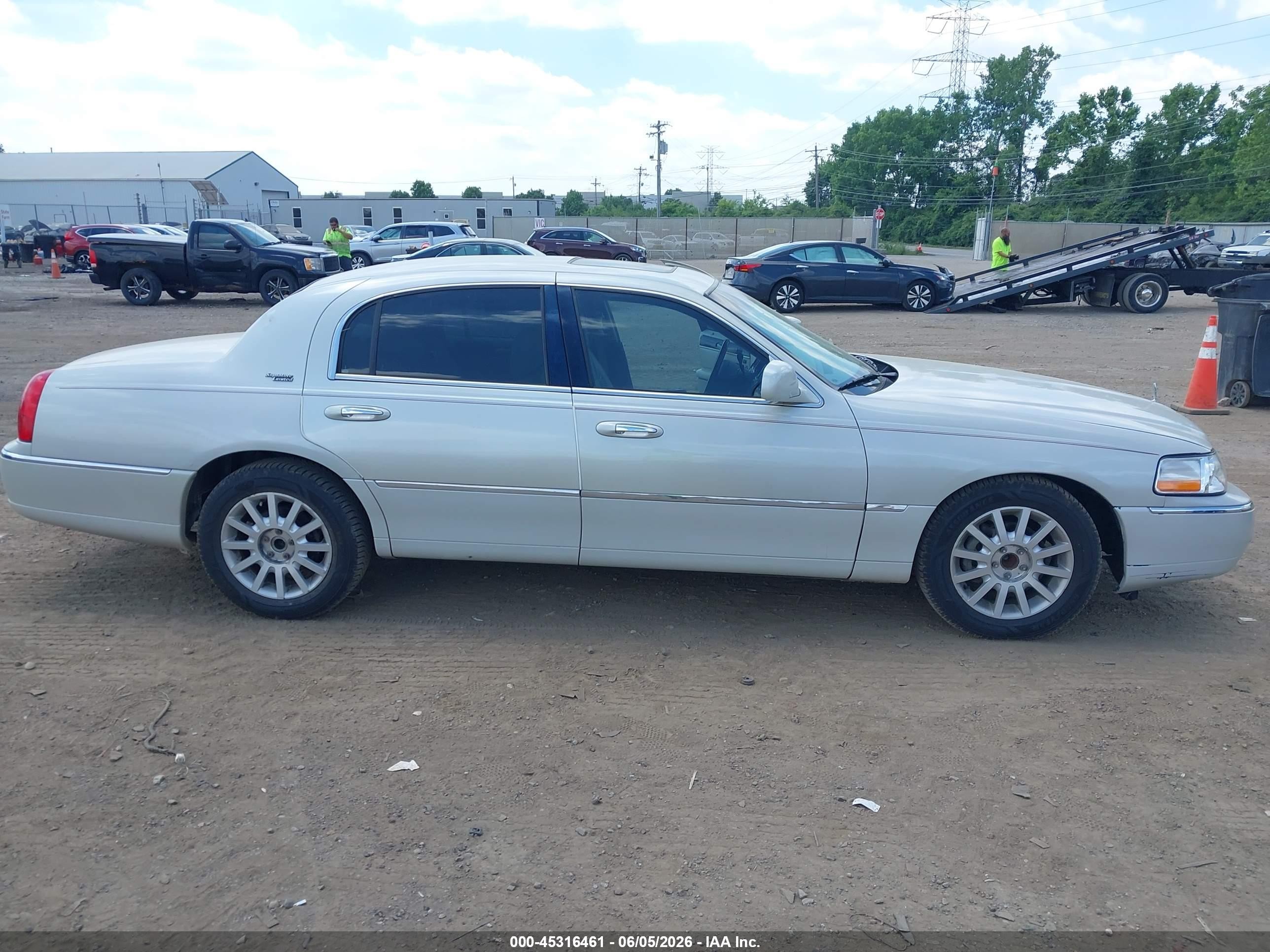 2005 Lincoln Town Car Signature Limited Beige vin: 1LNHM82W15Y611554