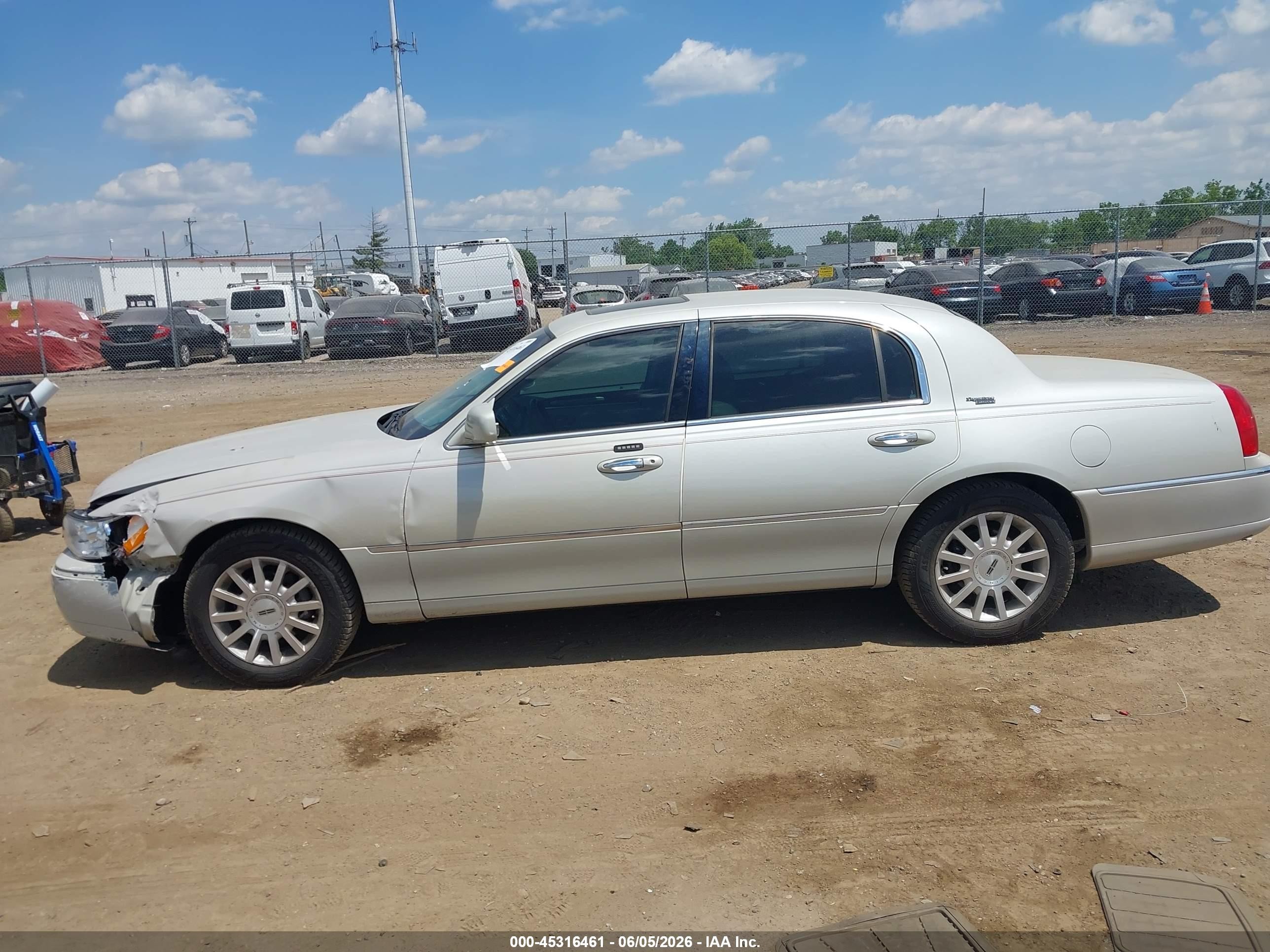 2005 Lincoln Town Car Signature Limited Beige vin: 1LNHM82W15Y611554