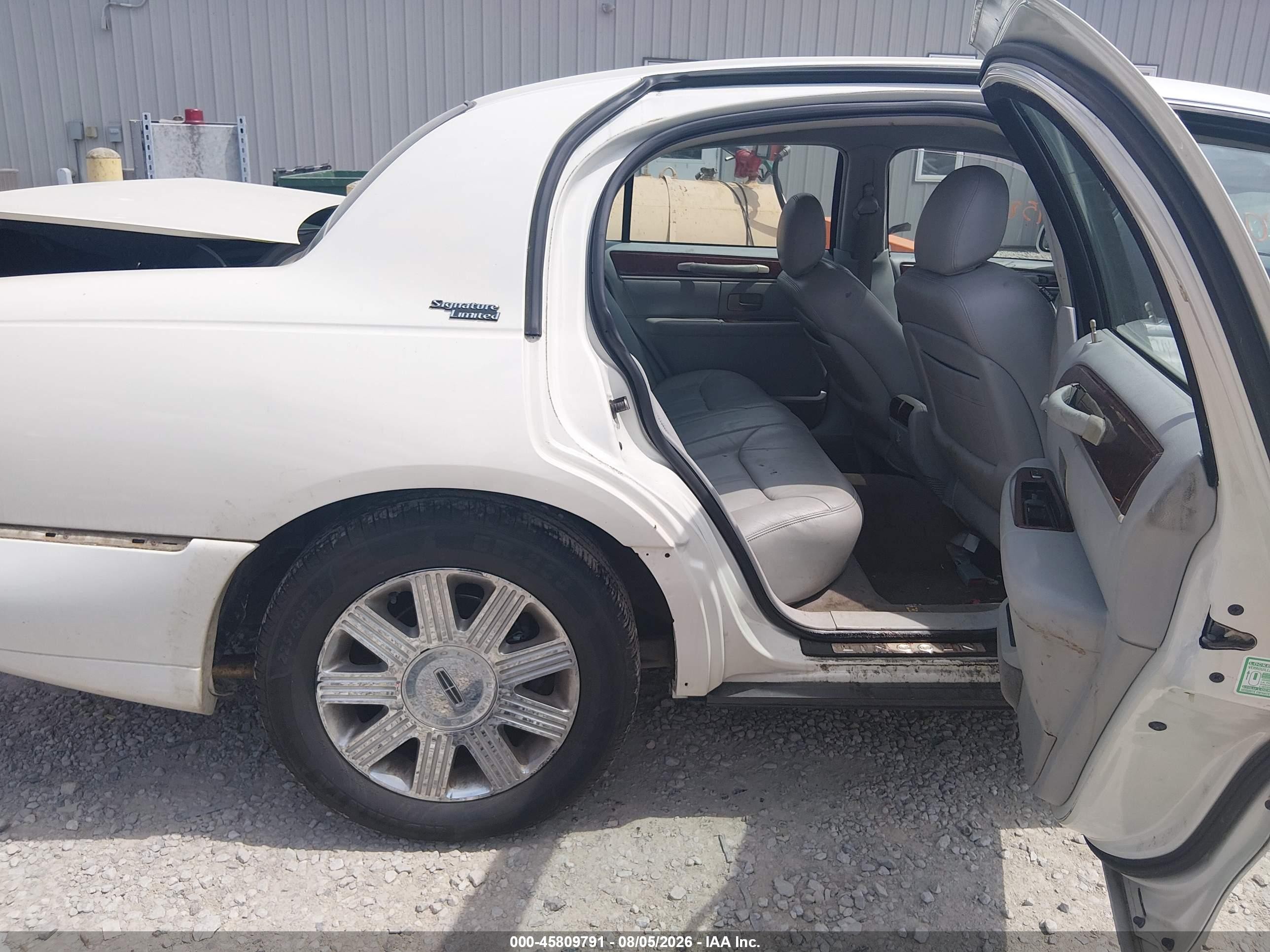 2005 Lincoln Town Car Signature Limited White vin: 1LNHM82W15Y642223
