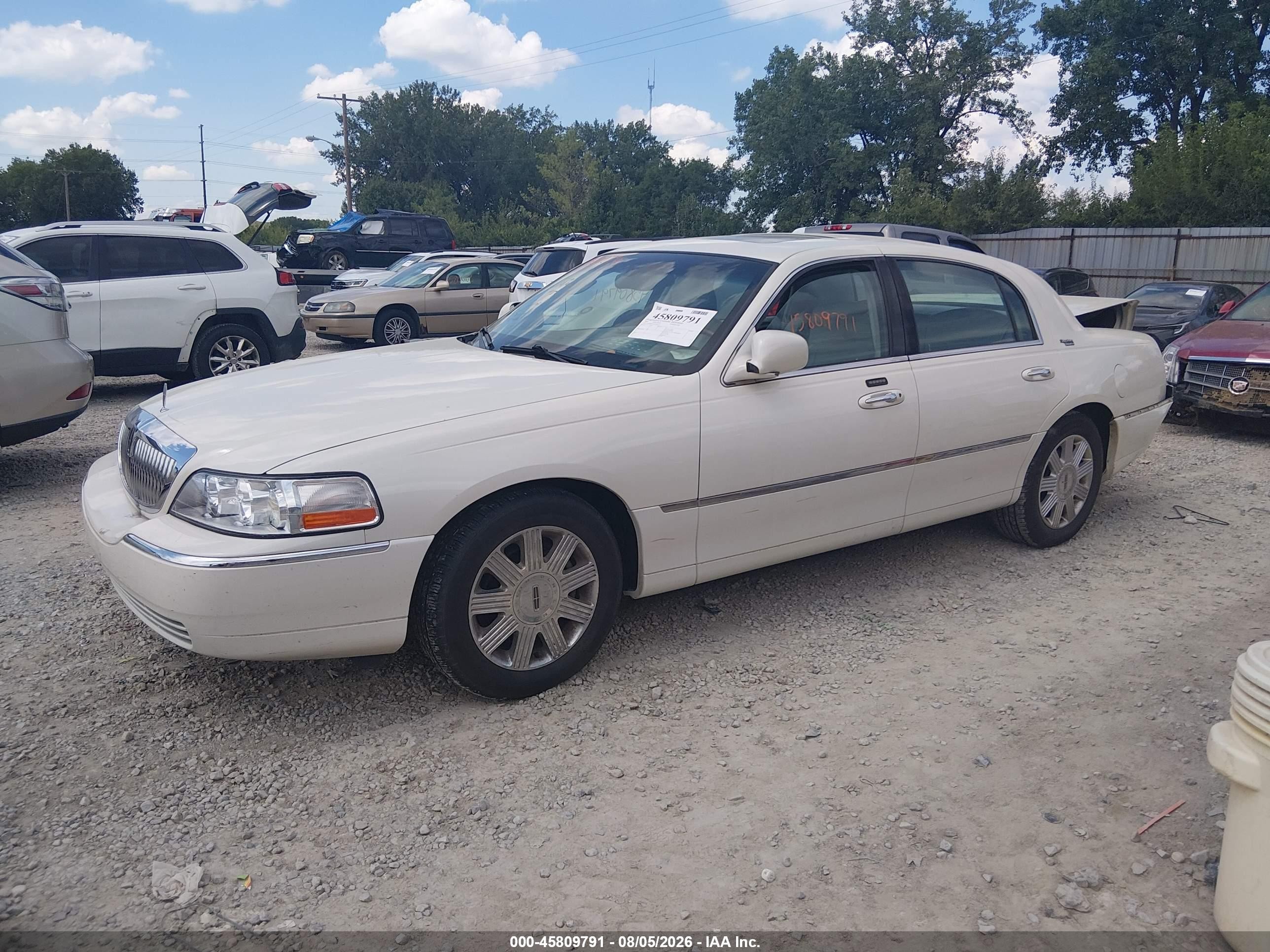 2005 Lincoln Town Car Signature Limited White vin: 1LNHM82W15Y642223