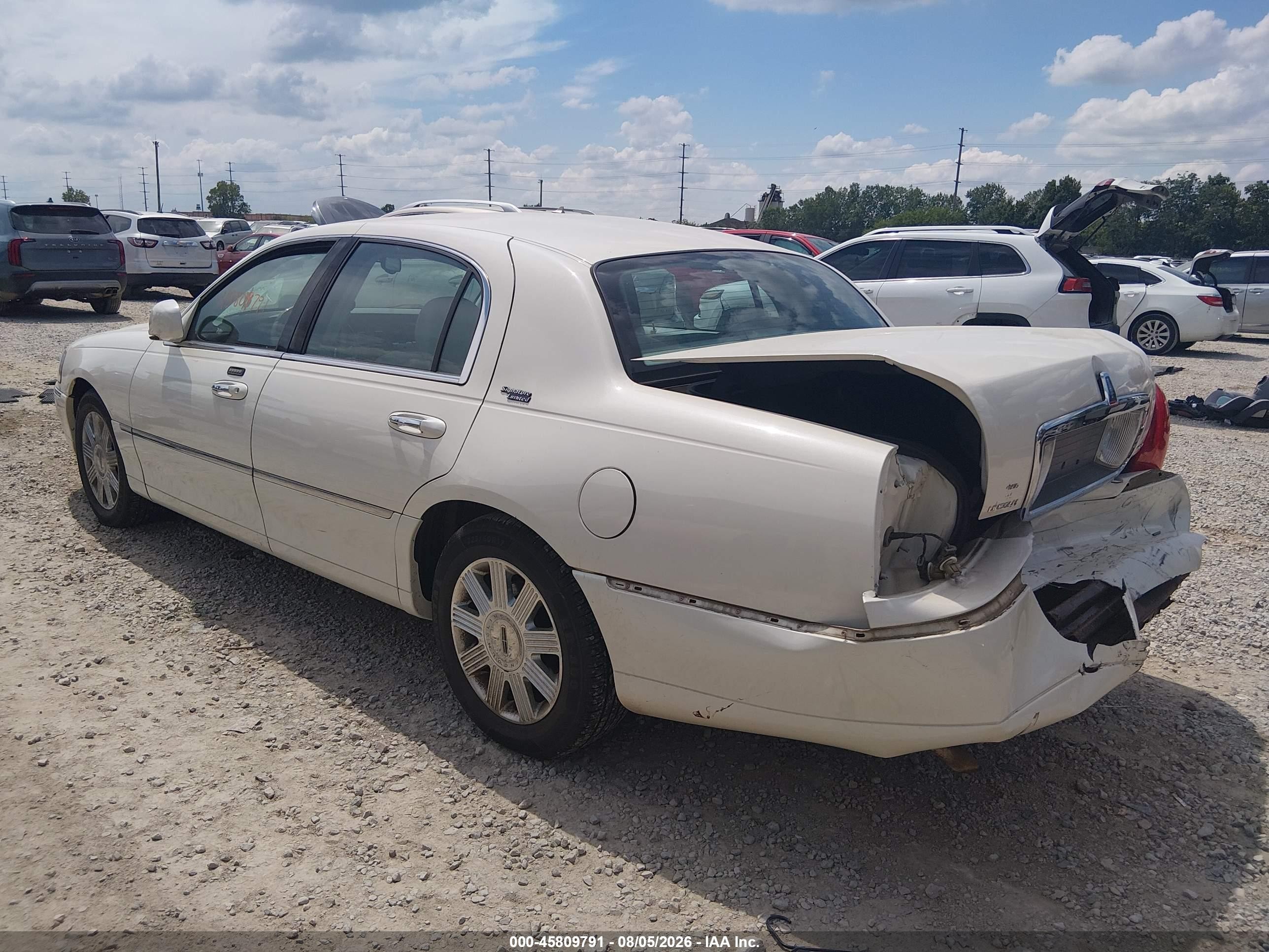 2005 Lincoln Town Car Signature Limited White vin: 1LNHM82W15Y642223
