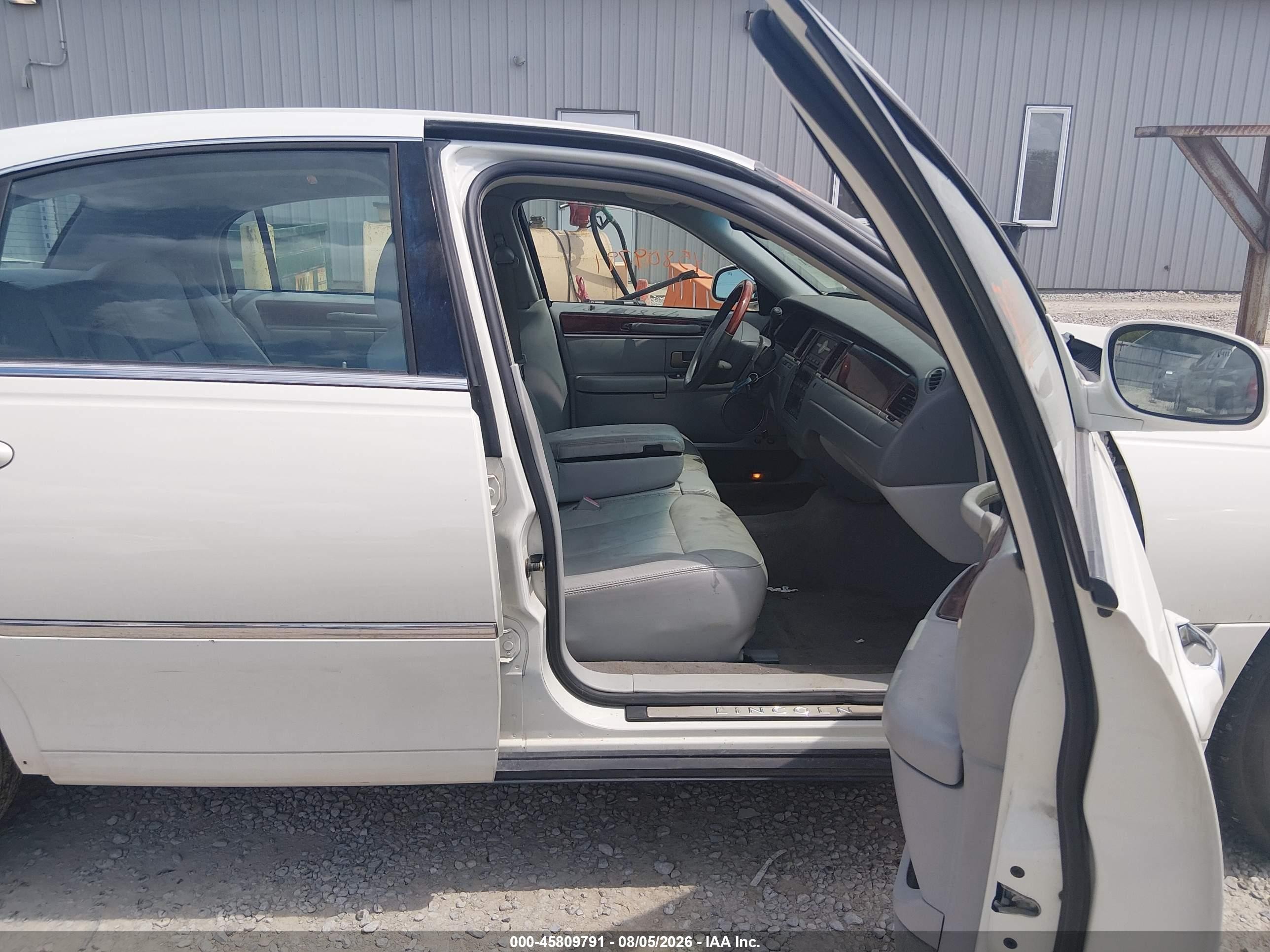 2005 Lincoln Town Car Signature Limited White vin: 1LNHM82W15Y642223
