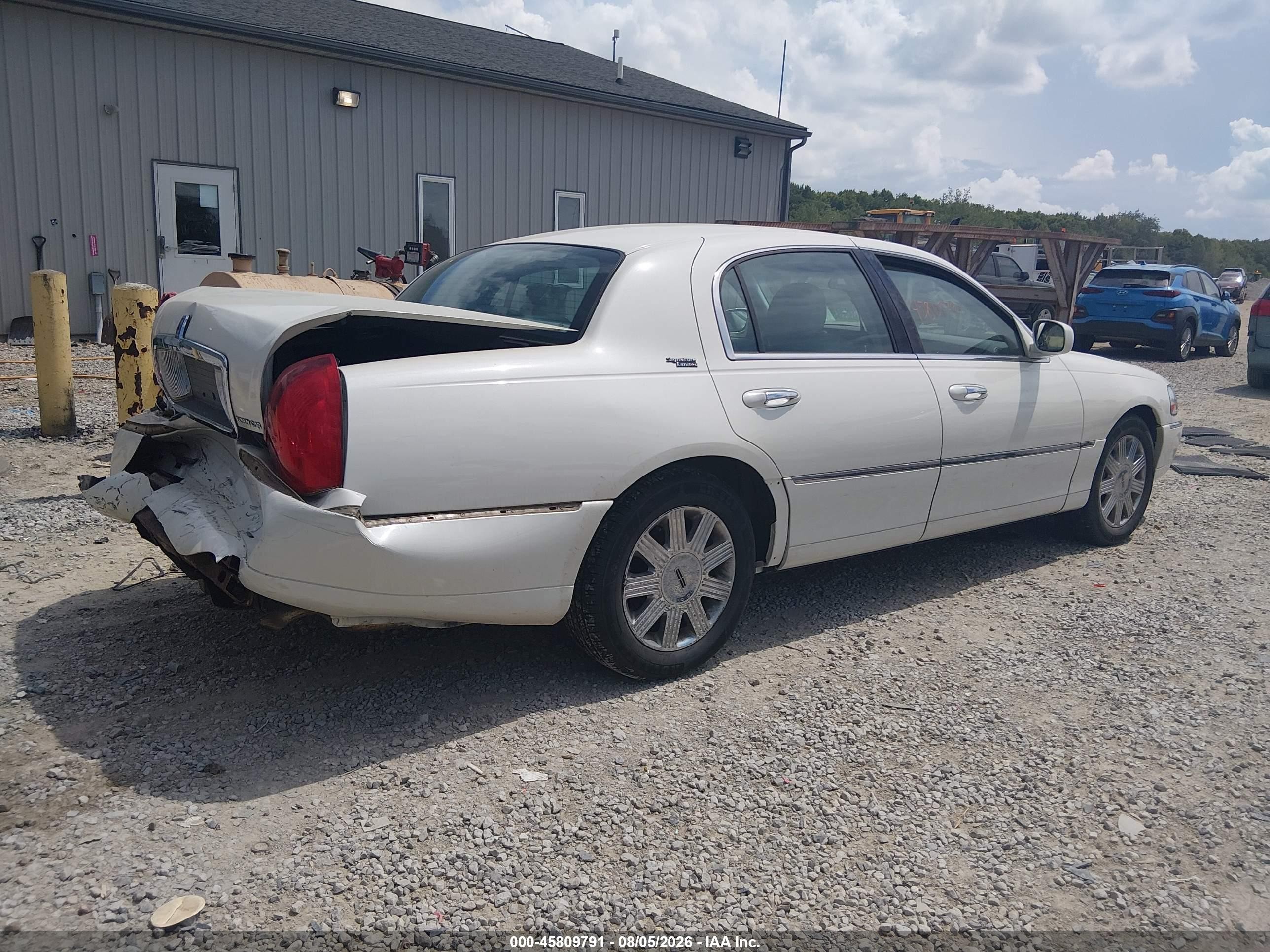 2005 Lincoln Town Car Signature Limited White vin: 1LNHM82W15Y642223