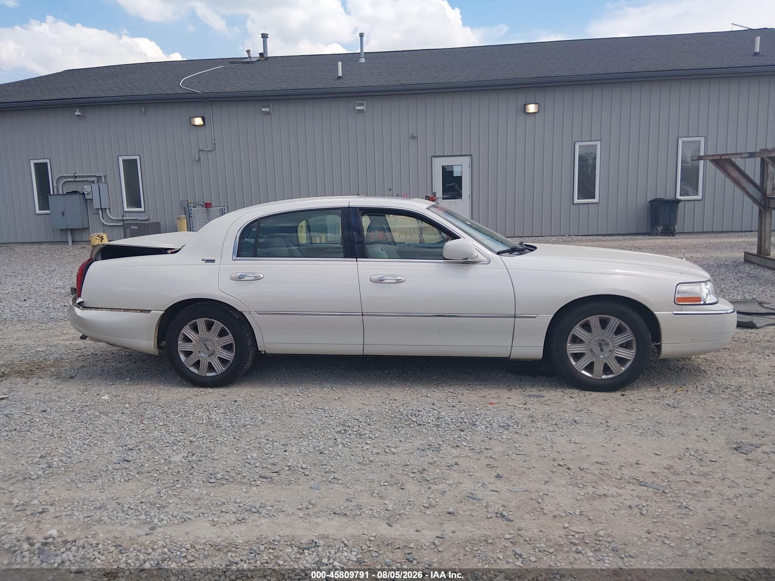 2005 Lincoln Town Car Signature Limited White vin: 1LNHM82W15Y642223