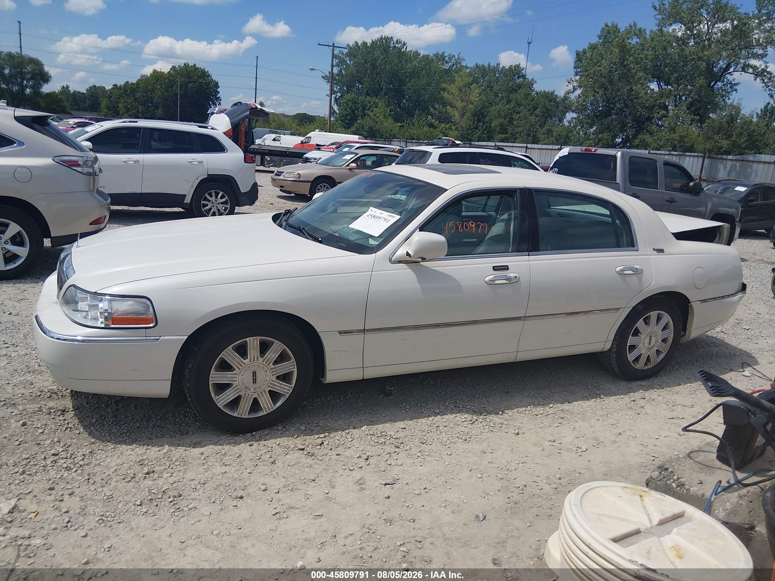 2005 Lincoln Town Car Signature Limited White vin: 1LNHM82W15Y642223