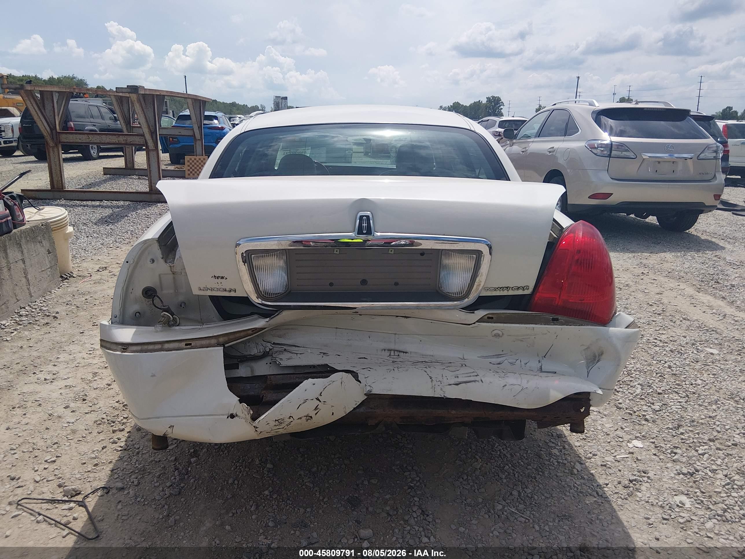 2005 Lincoln Town Car Signature Limited White vin: 1LNHM82W15Y642223