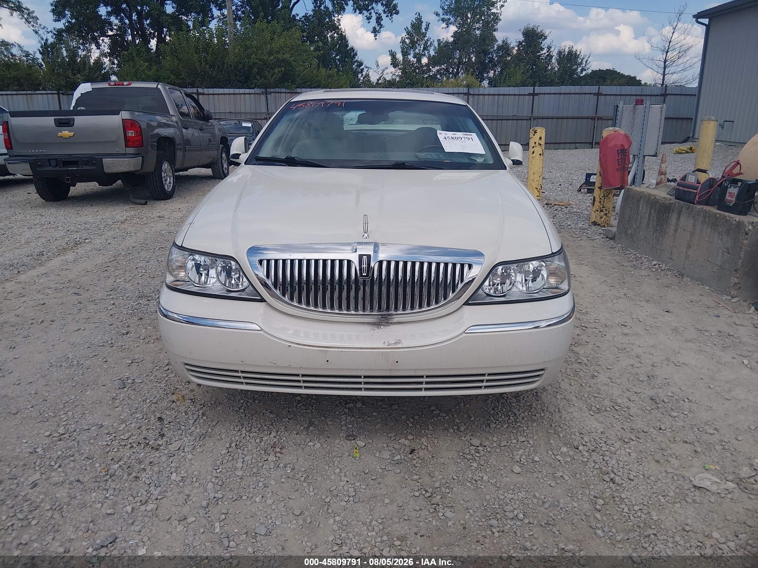 2005 Lincoln Town Car Signature Limited White vin: 1LNHM82W15Y642223