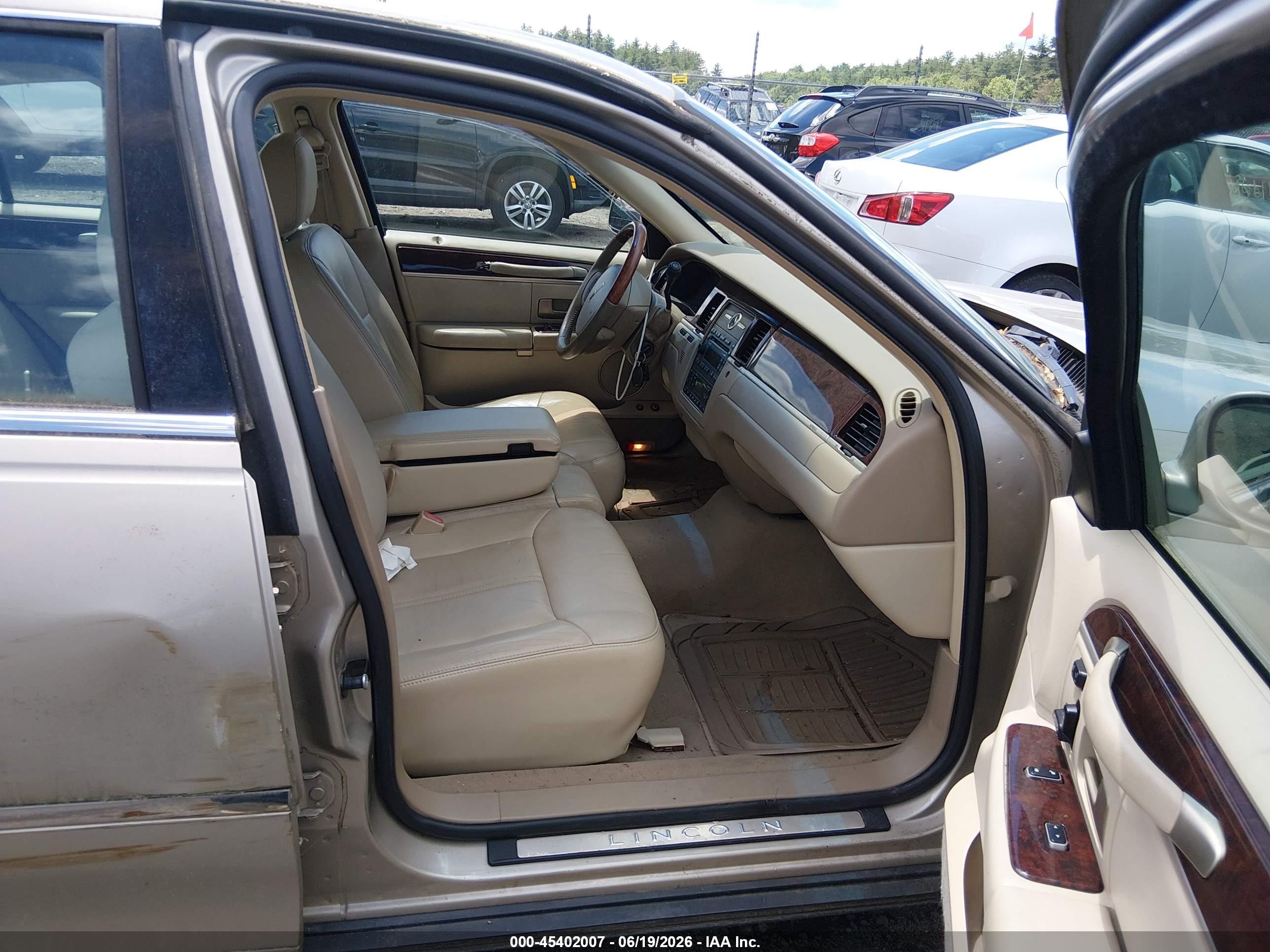 2007 Lincoln Town Car Signature Limited Gold vin: 1LNHM82W17Y604851