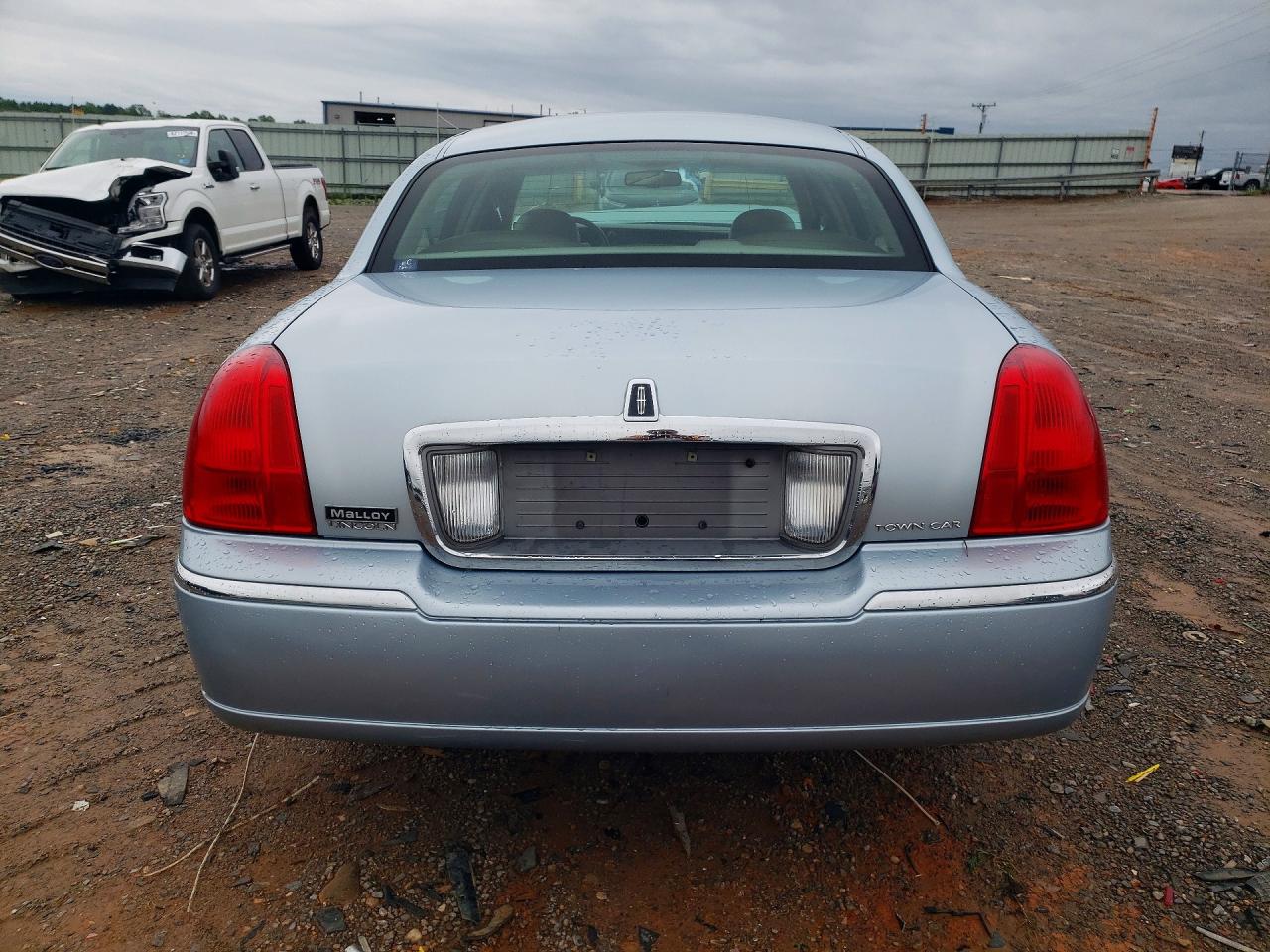 2007 Lincoln Town Car Signature Limited Blue vin: 1LNHM82W17Y624534