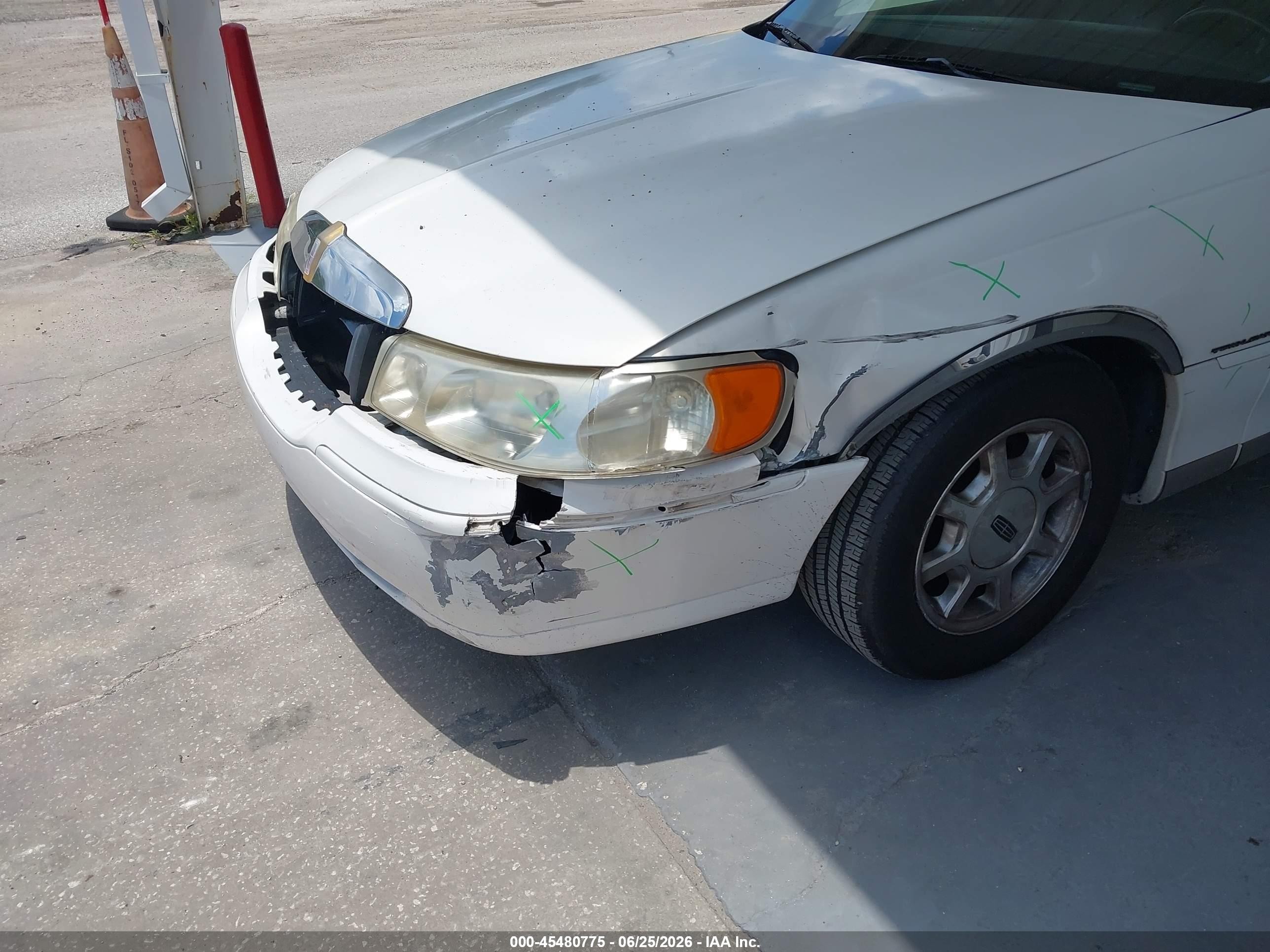 2000 Lincoln Town Car Signature White vin: 1LNHM82W1YY787721