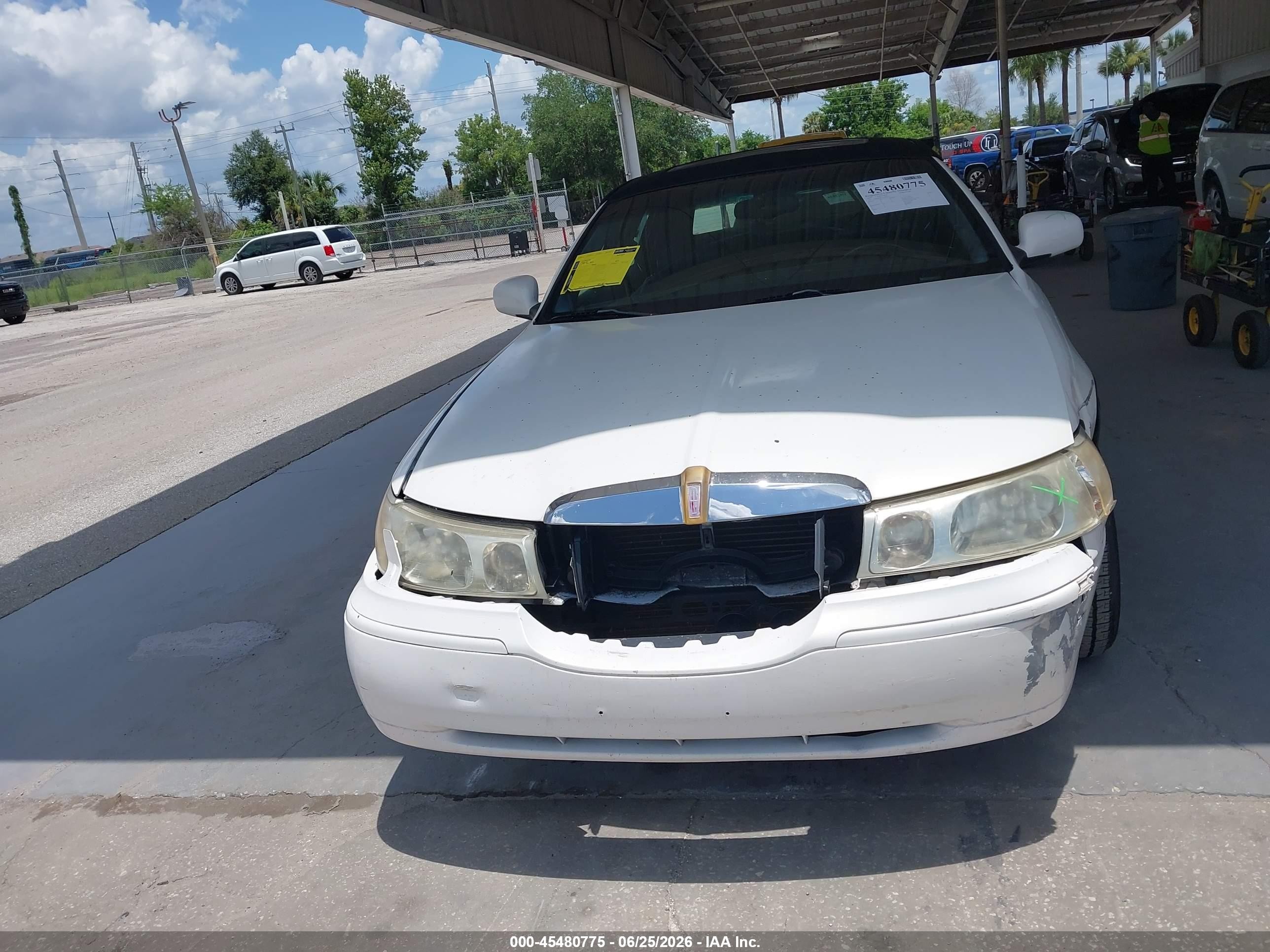 2000 Lincoln Town Car Signature White vin: 1LNHM82W1YY787721