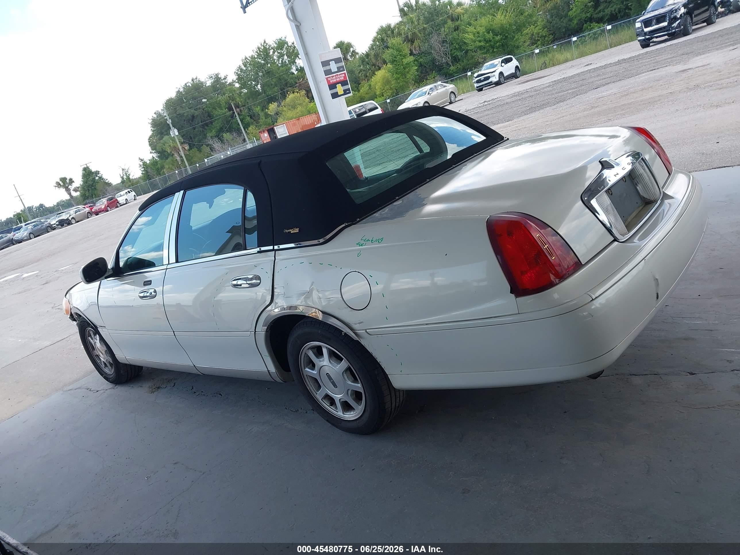 2000 Lincoln Town Car Signature White vin: 1LNHM82W1YY787721