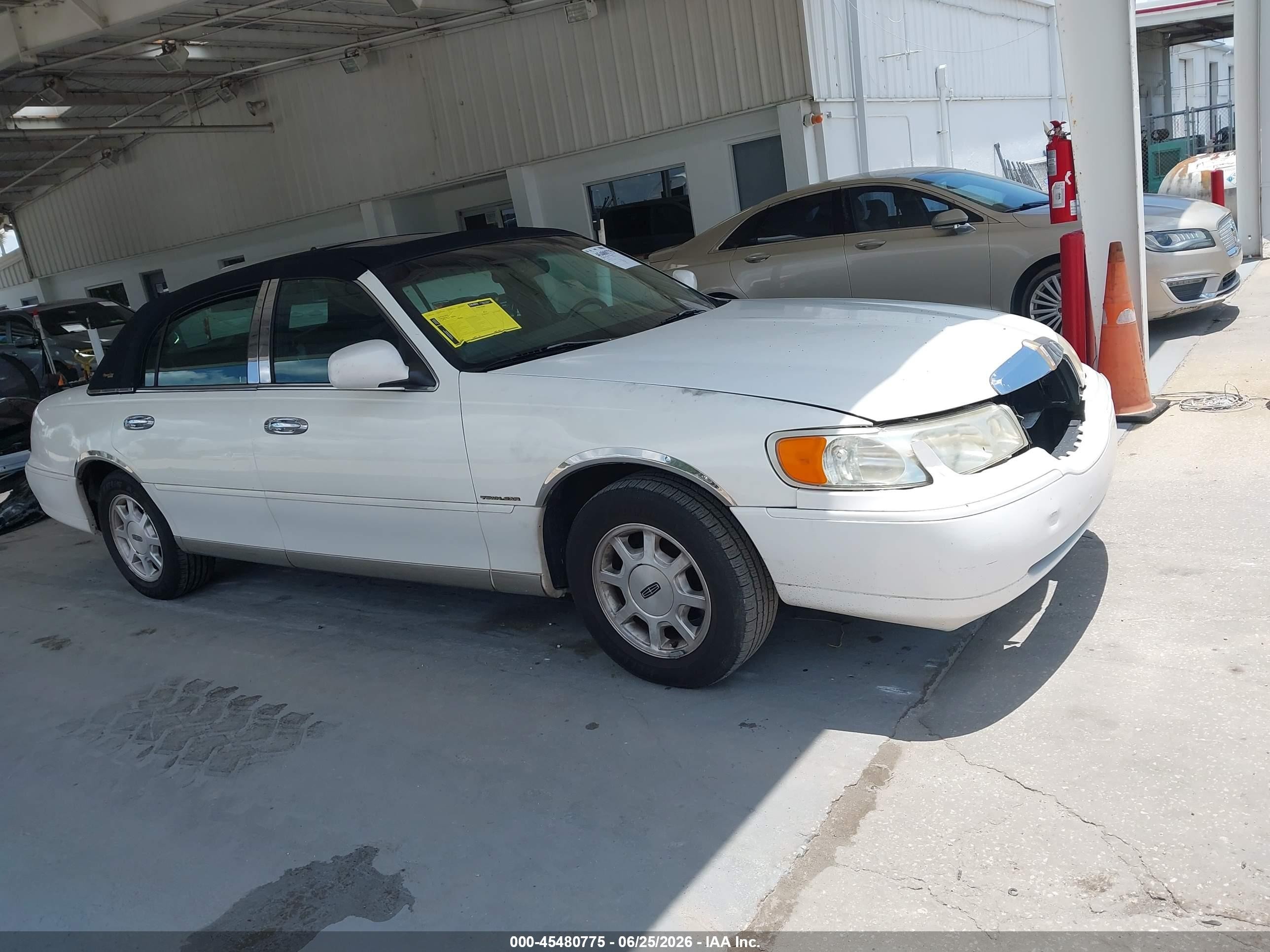 2000 Lincoln Town Car Signature White vin: 1LNHM82W1YY787721