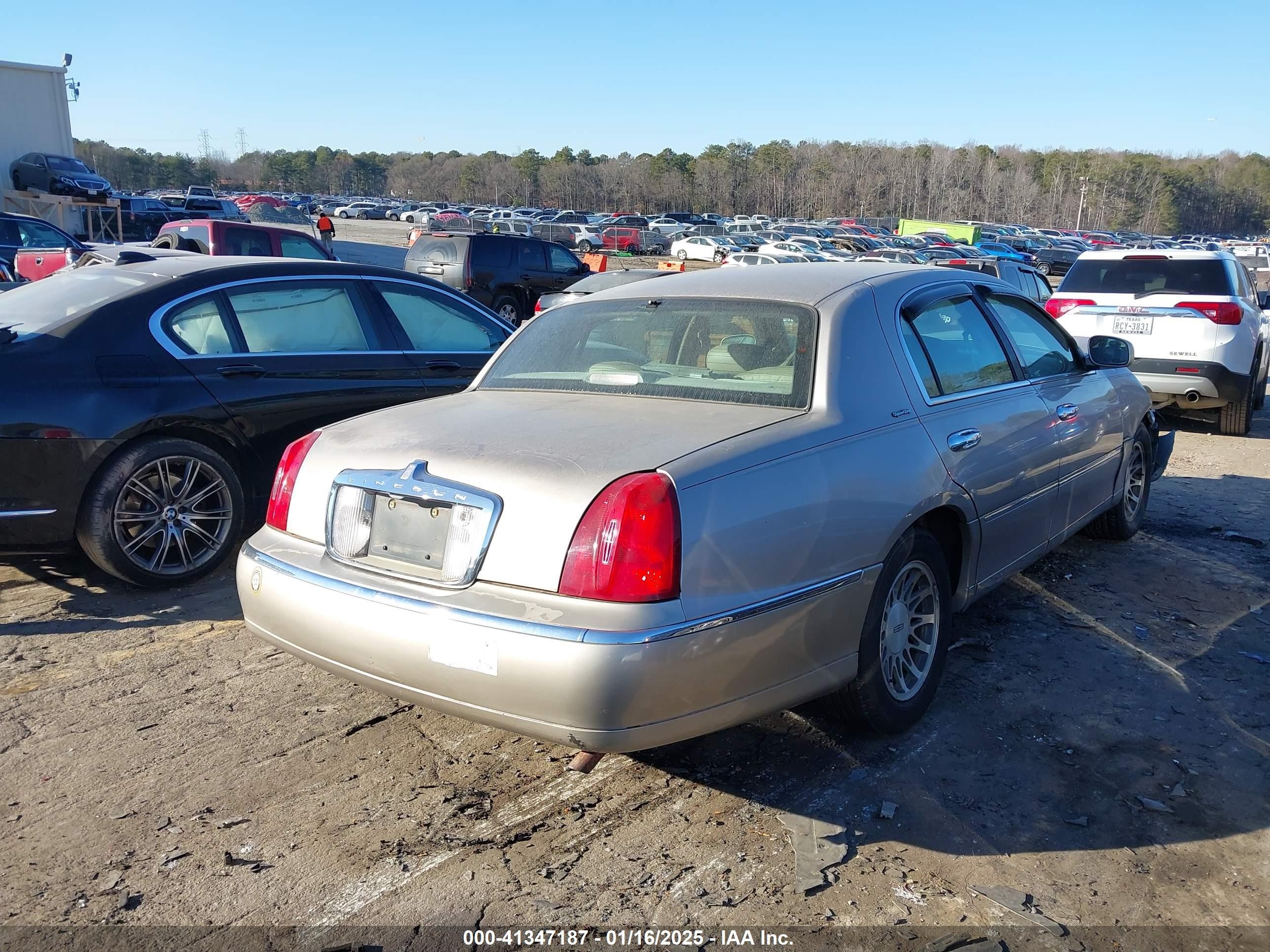 2000 Lincoln Town Car Signature Бежевый vin: 1LNHM82W1YY832463