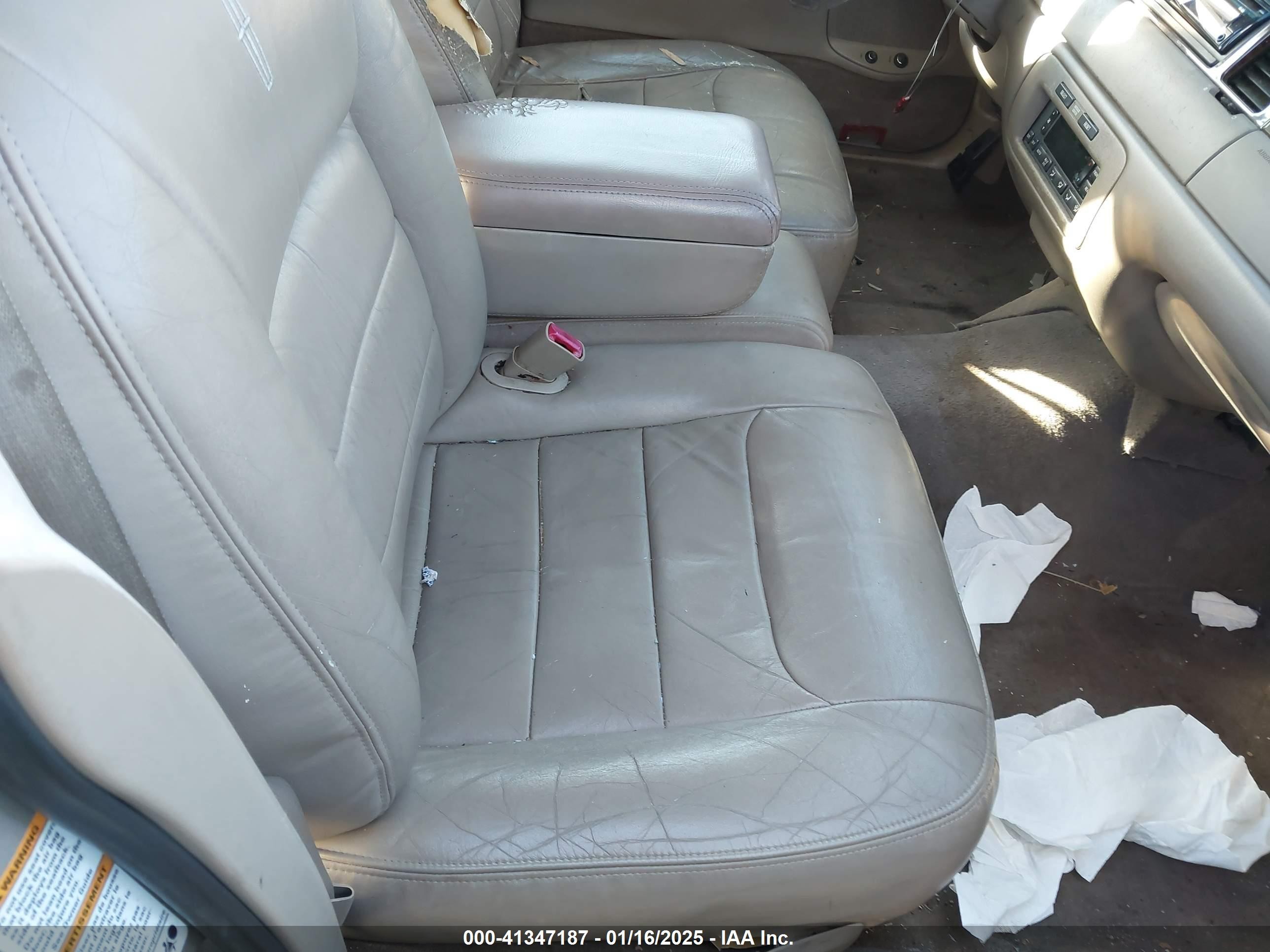 2000 Lincoln Town Car Signature Бежевый vin: 1LNHM82W1YY832463