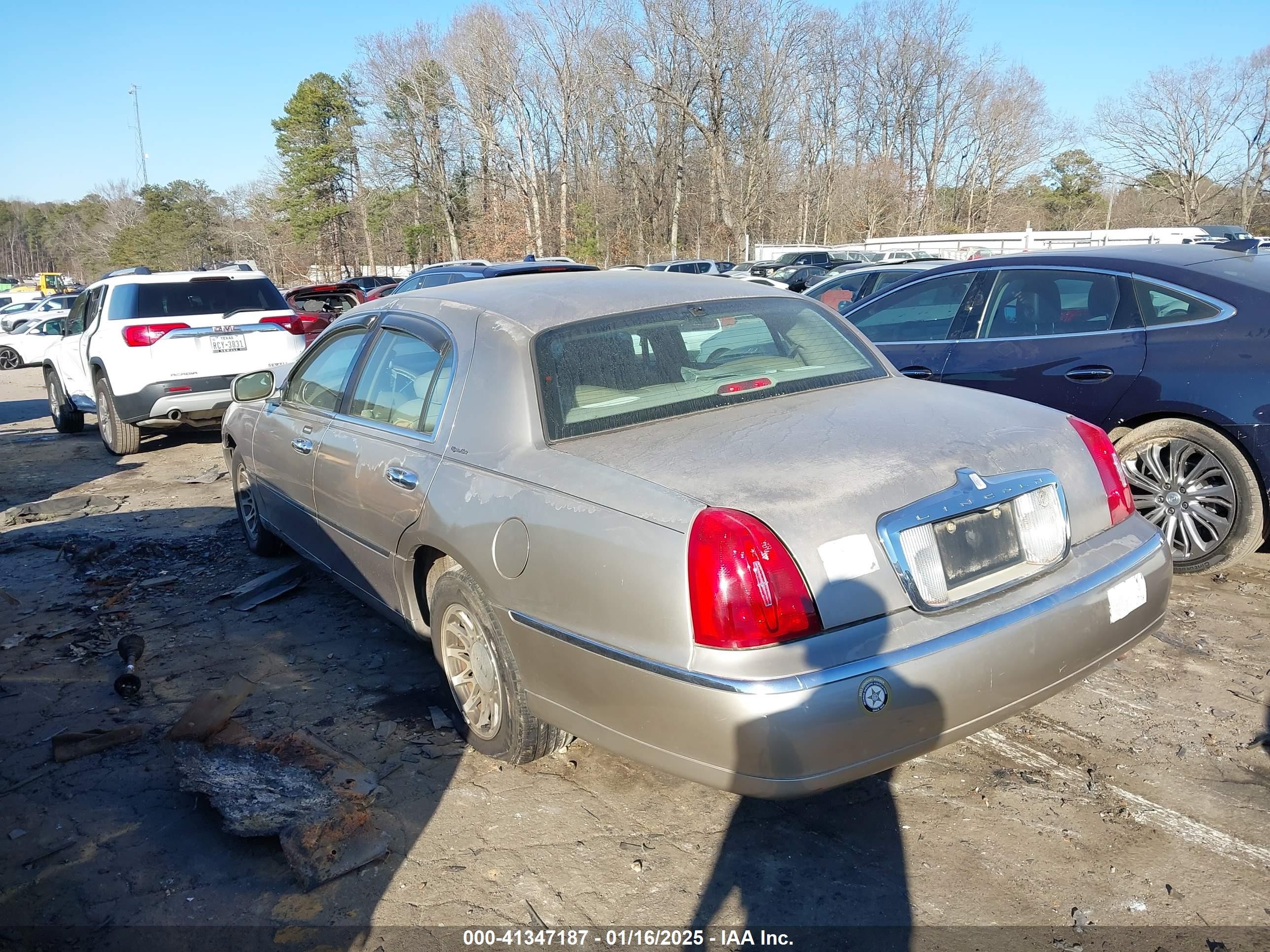 2000 Lincoln Town Car Signature Бежевый vin: 1LNHM82W1YY832463