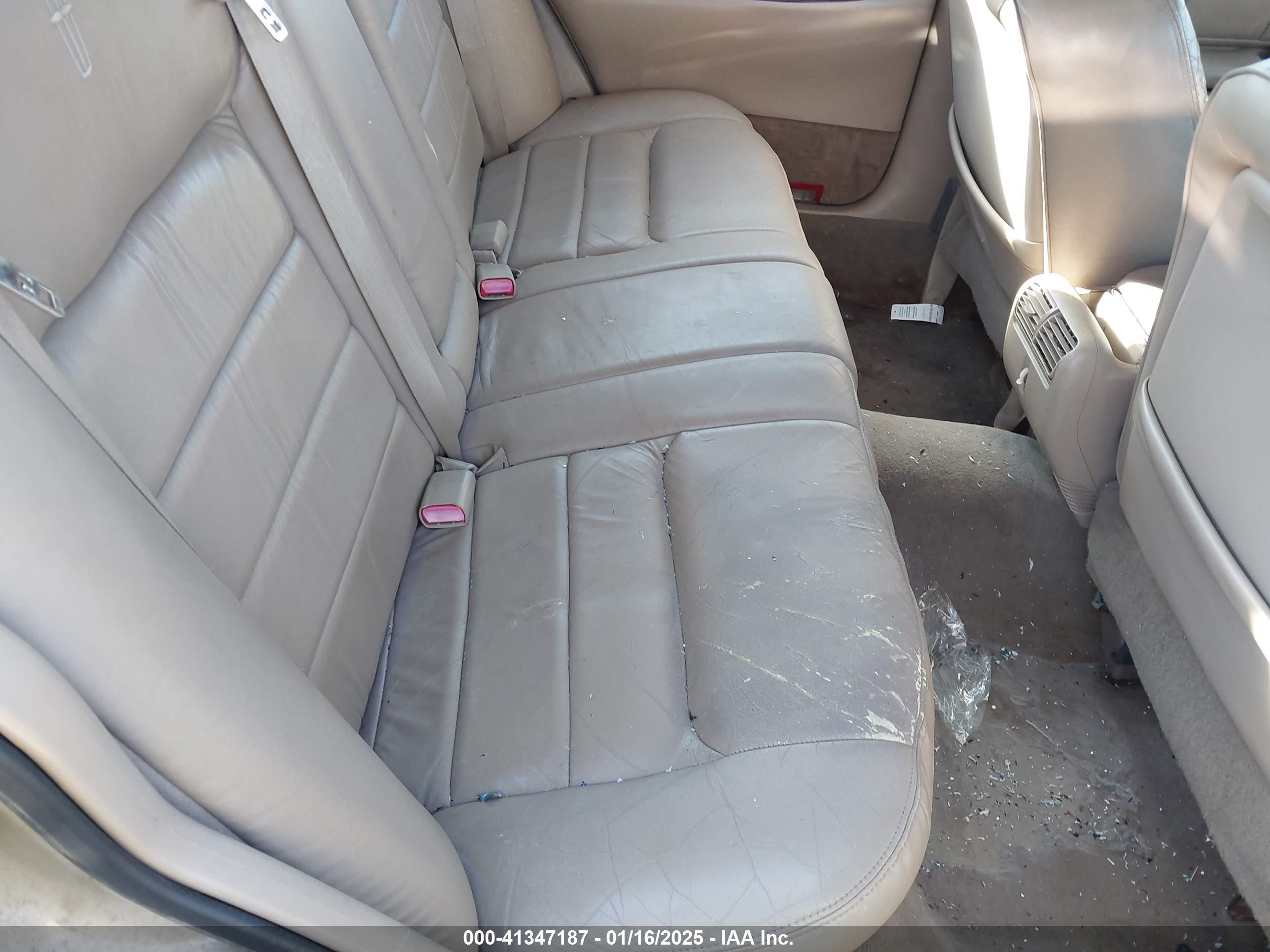 2000 Lincoln Town Car Signature Бежевый vin: 1LNHM82W1YY832463