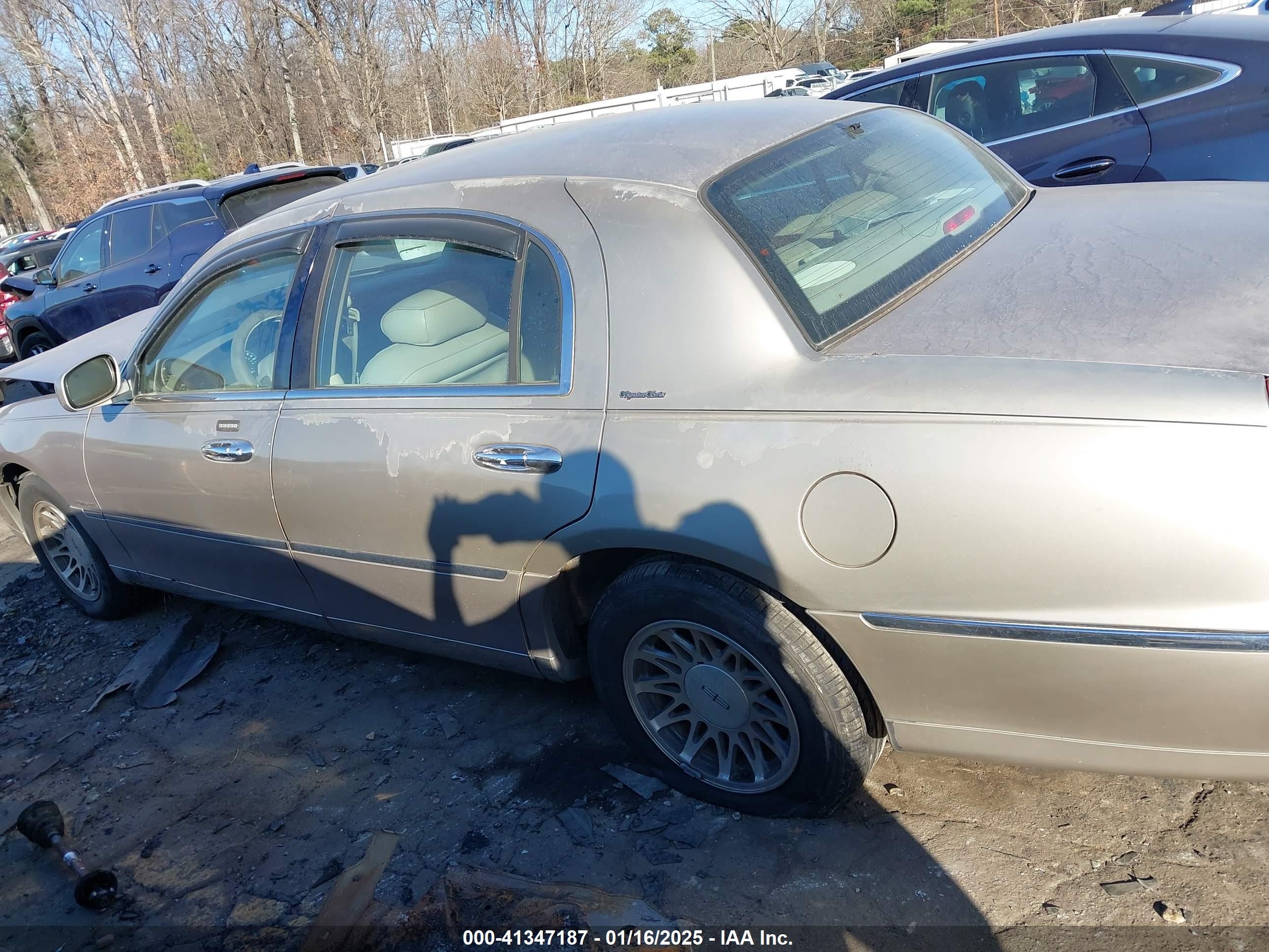 2000 Lincoln Town Car Signature Бежевый vin: 1LNHM82W1YY832463