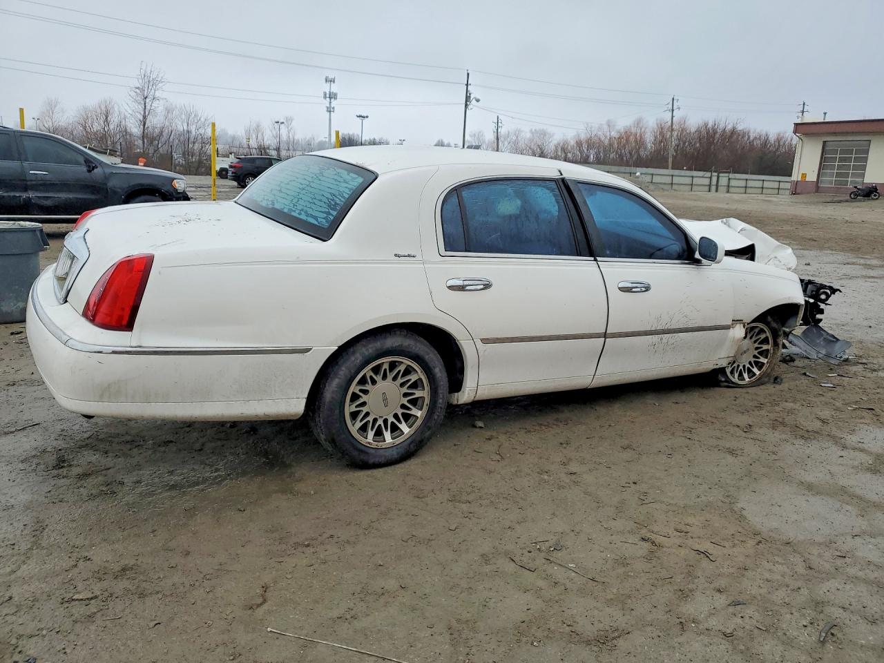 2000 Lincoln Town Car Signature White vin: 1LNHM82W1YY853314