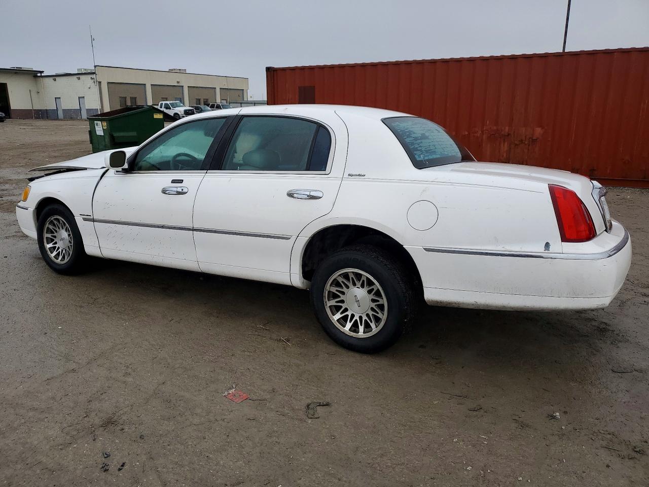 2000 Lincoln Town Car Signature White vin: 1LNHM82W1YY853314