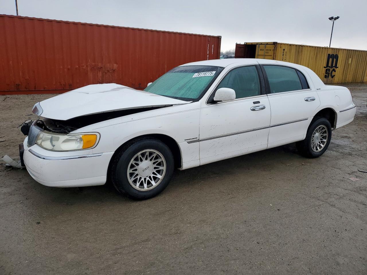 2000 Lincoln Town Car Signature White vin: 1LNHM82W1YY853314