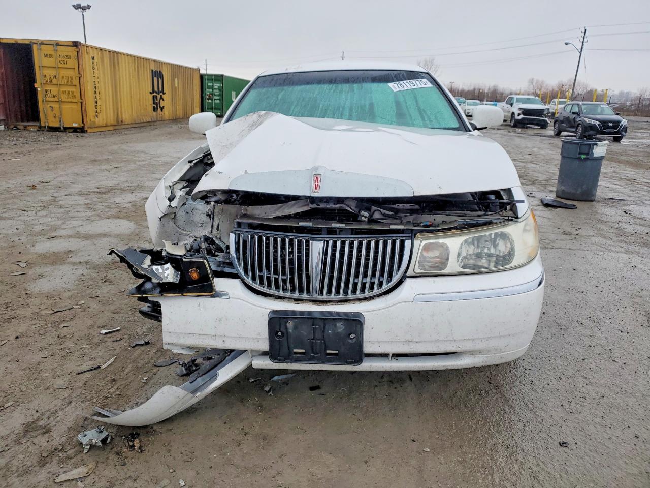 2000 Lincoln Town Car Signature White vin: 1LNHM82W1YY853314