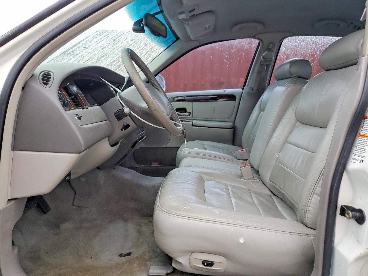 2000 Lincoln Town Car Signature White vin: 1LNHM82W1YY853314