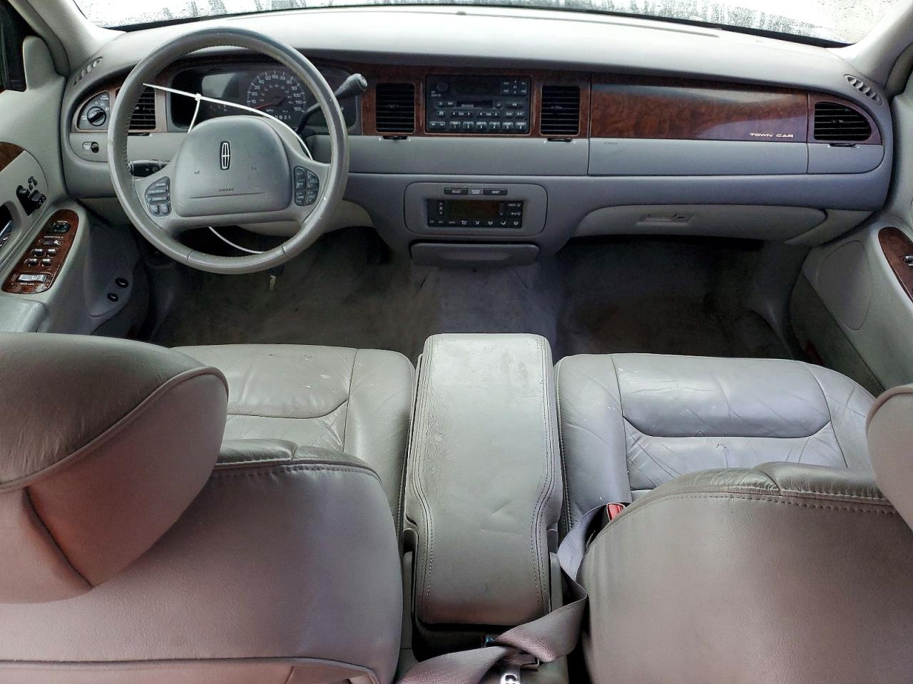 2000 Lincoln Town Car Signature White vin: 1LNHM82W1YY853314