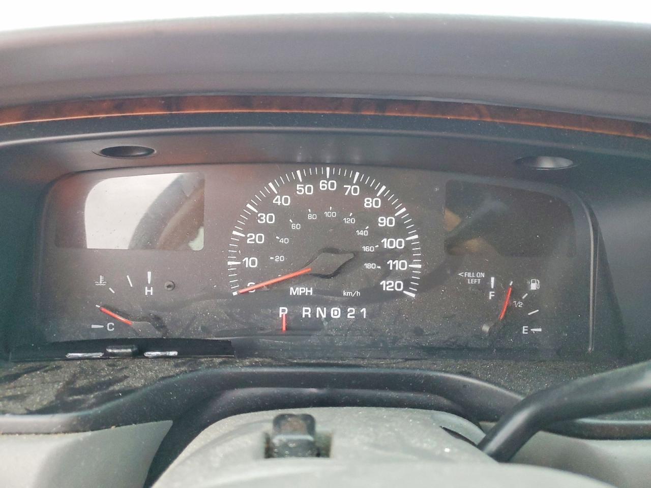 2000 Lincoln Town Car Signature White vin: 1LNHM82W1YY853314