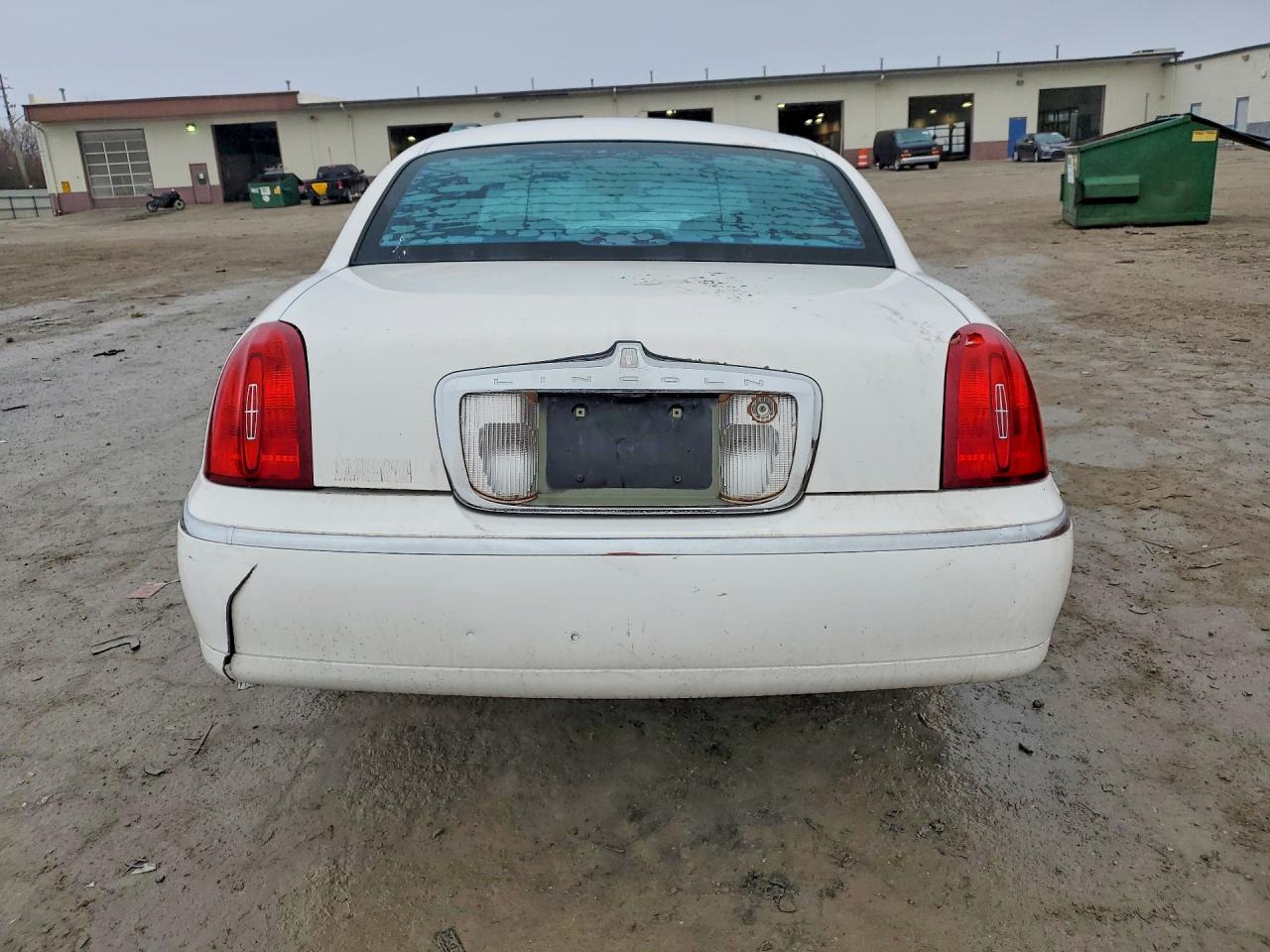 2000 Lincoln Town Car Signature White vin: 1LNHM82W1YY853314