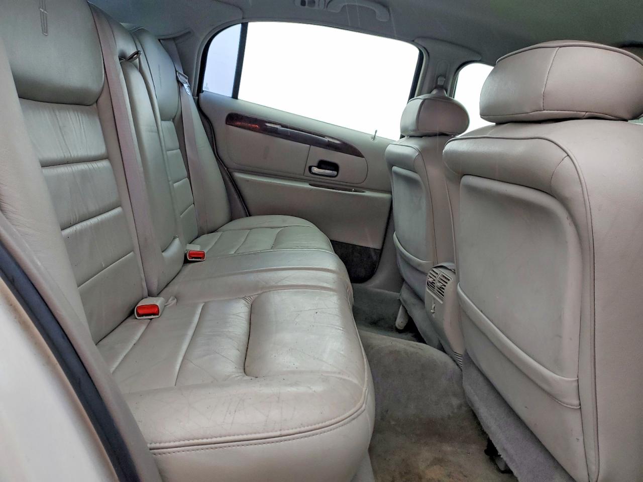 2000 Lincoln Town Car Signature White vin: 1LNHM82W1YY853314