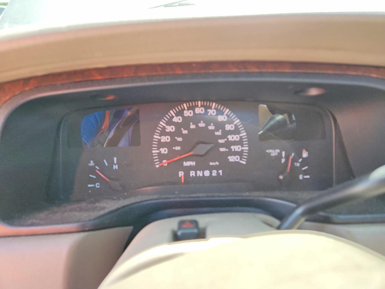 2001 Lincoln Town Car Signature Tan vin: 1LNHM82W21Y733723