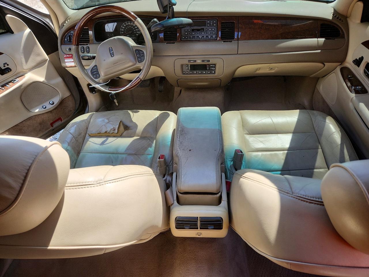 2001 Lincoln Town Car Signature Tan vin: 1LNHM82W21Y733723