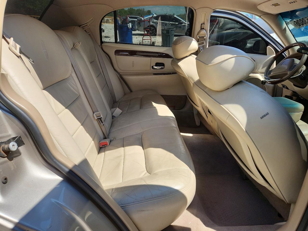 2001 Lincoln Town Car Signature Tan vin: 1LNHM82W21Y733723