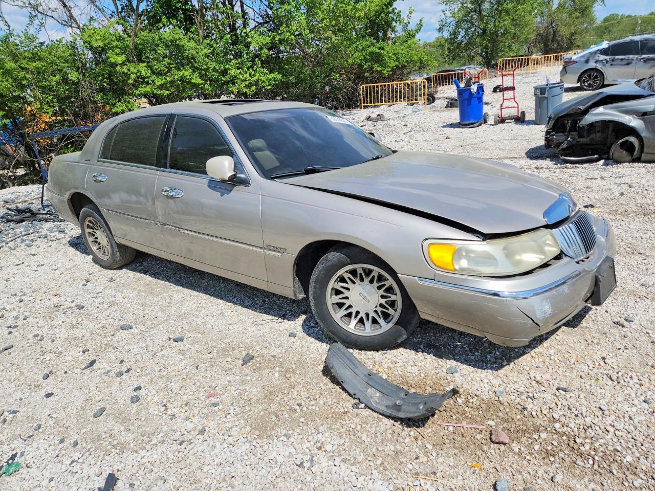 2001 Lincoln Town Car Signature Tan vin: 1LNHM82W21Y733723