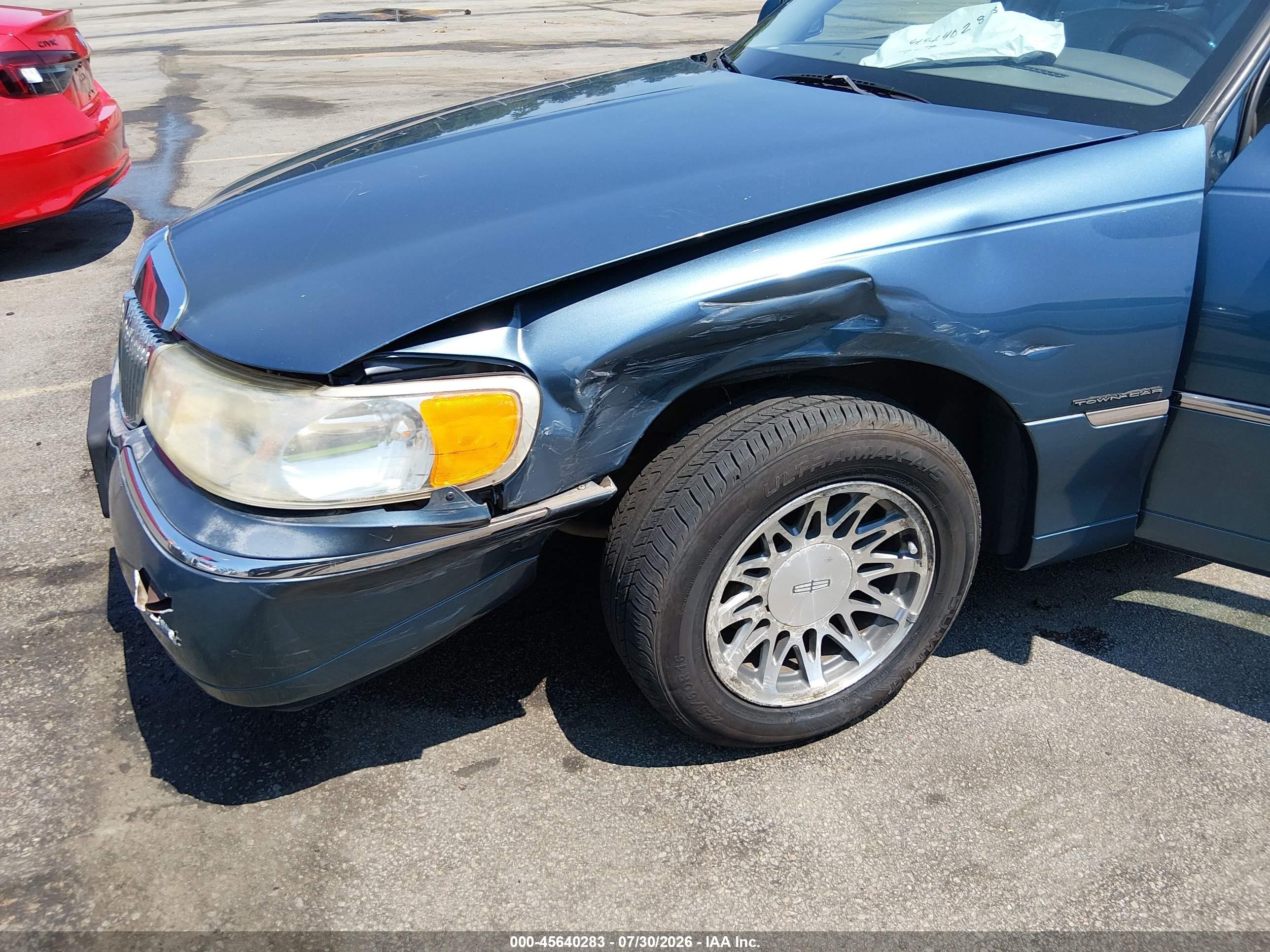 2002 Lincoln Town Car Signature Blue vin: 1LNHM82W22Y618220
