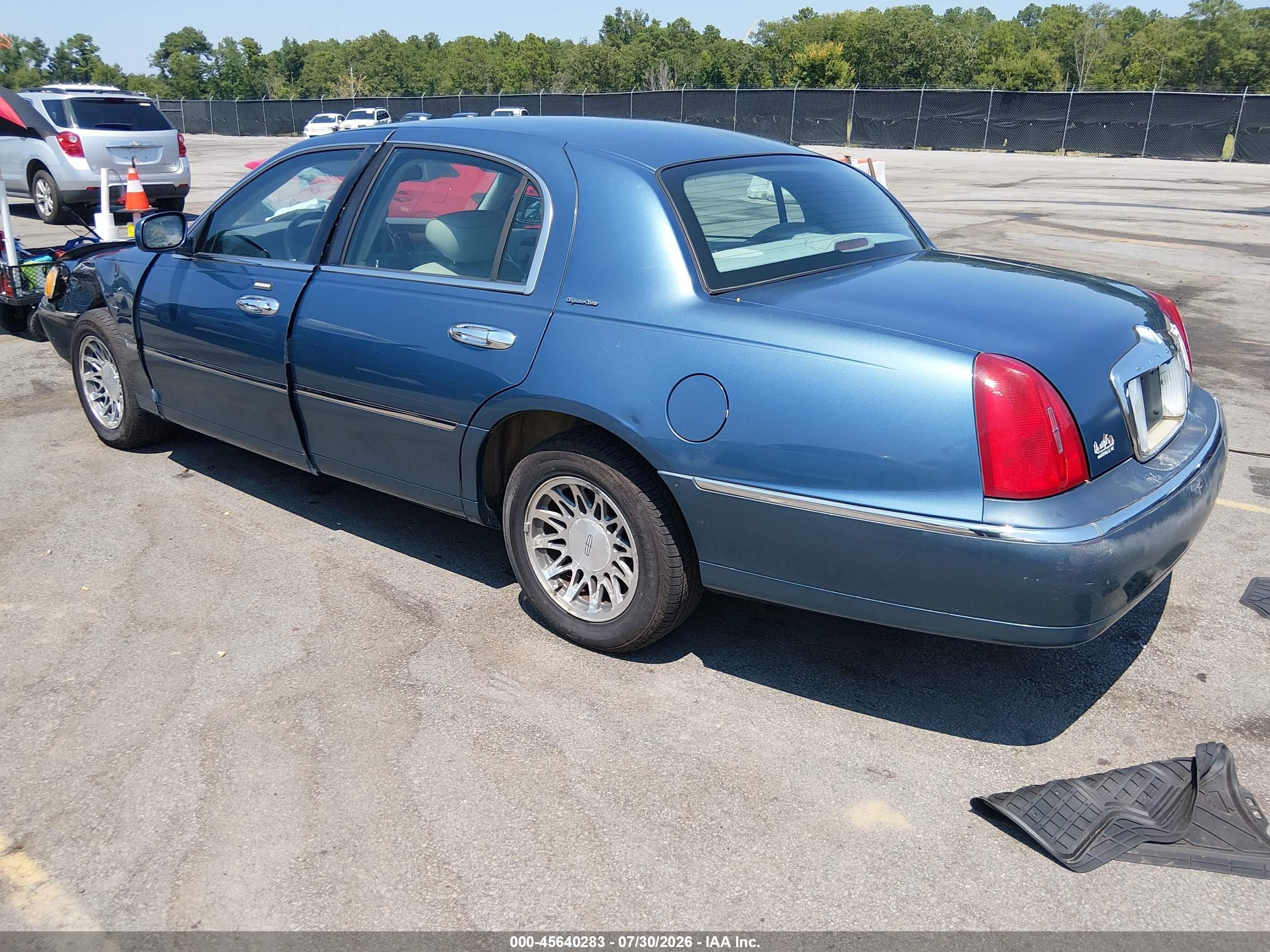 2002 Lincoln Town Car Signature Blue vin: 1LNHM82W22Y618220
