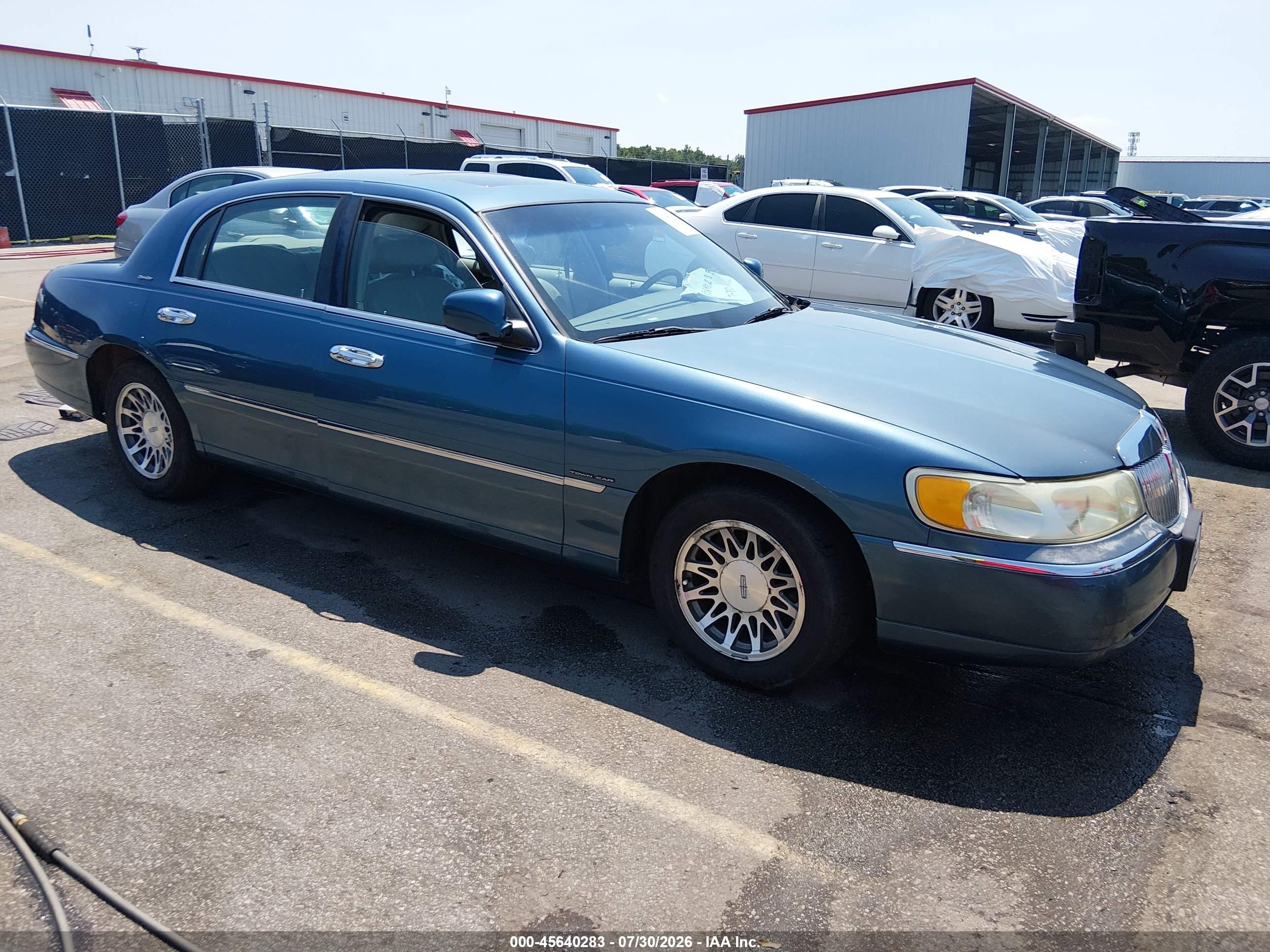 2002 Lincoln Town Car Signature Blue vin: 1LNHM82W22Y618220