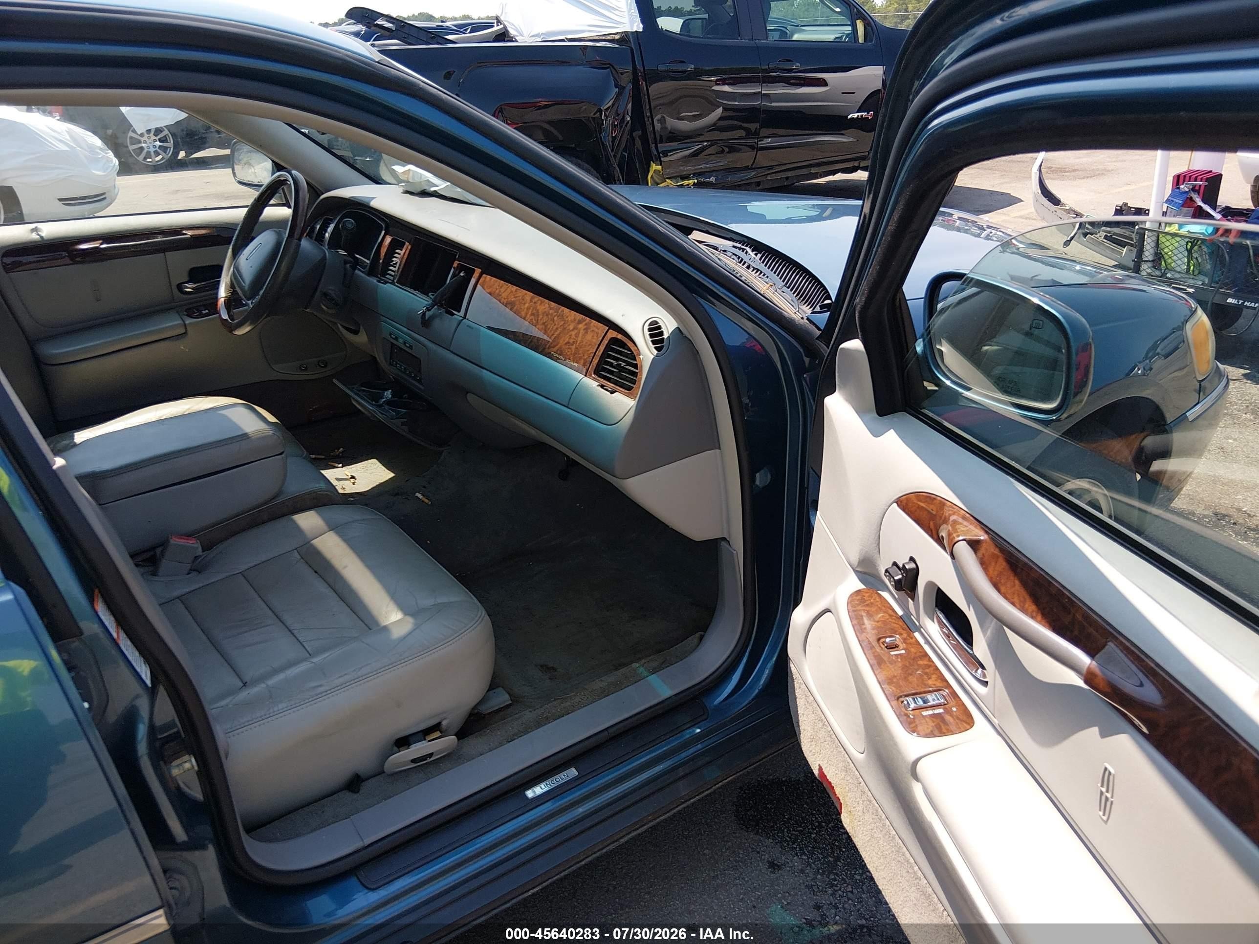 2002 Lincoln Town Car Signature Blue vin: 1LNHM82W22Y618220
