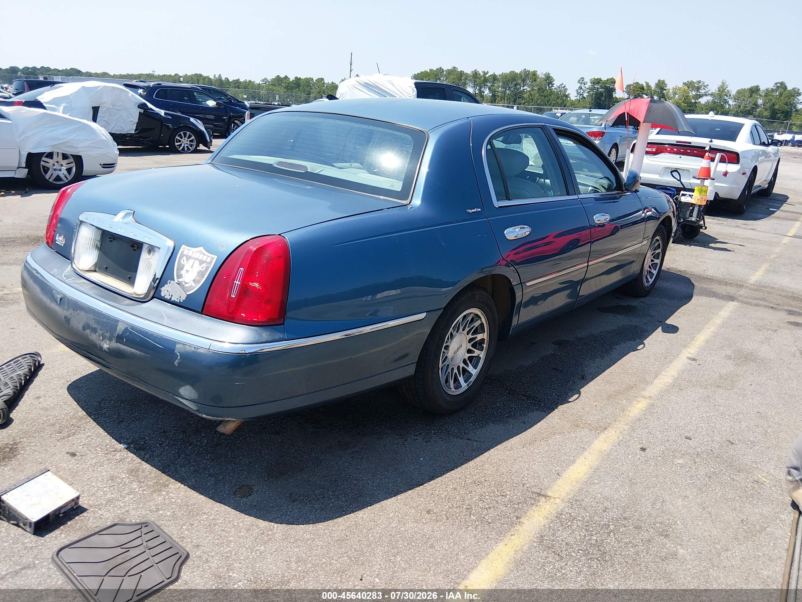 2002 Lincoln Town Car Signature Blue vin: 1LNHM82W22Y618220