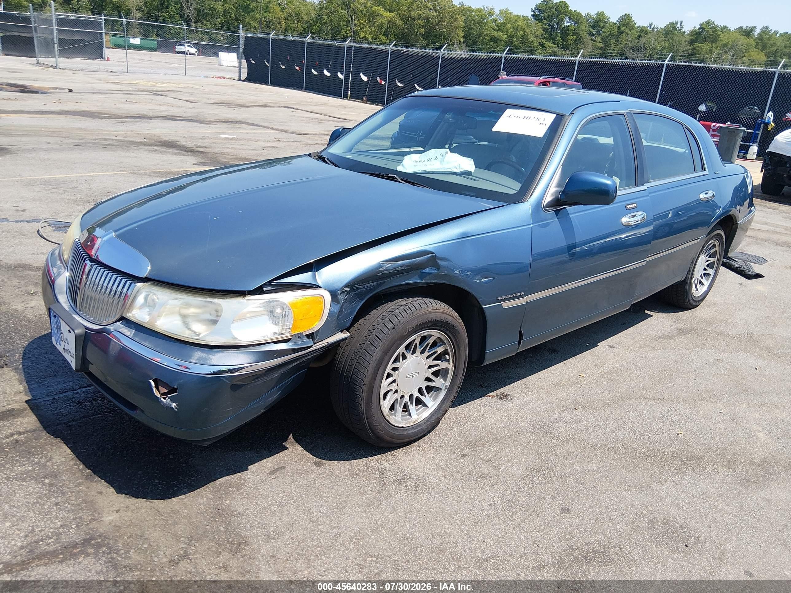 2002 Lincoln Town Car Signature Blue vin: 1LNHM82W22Y618220