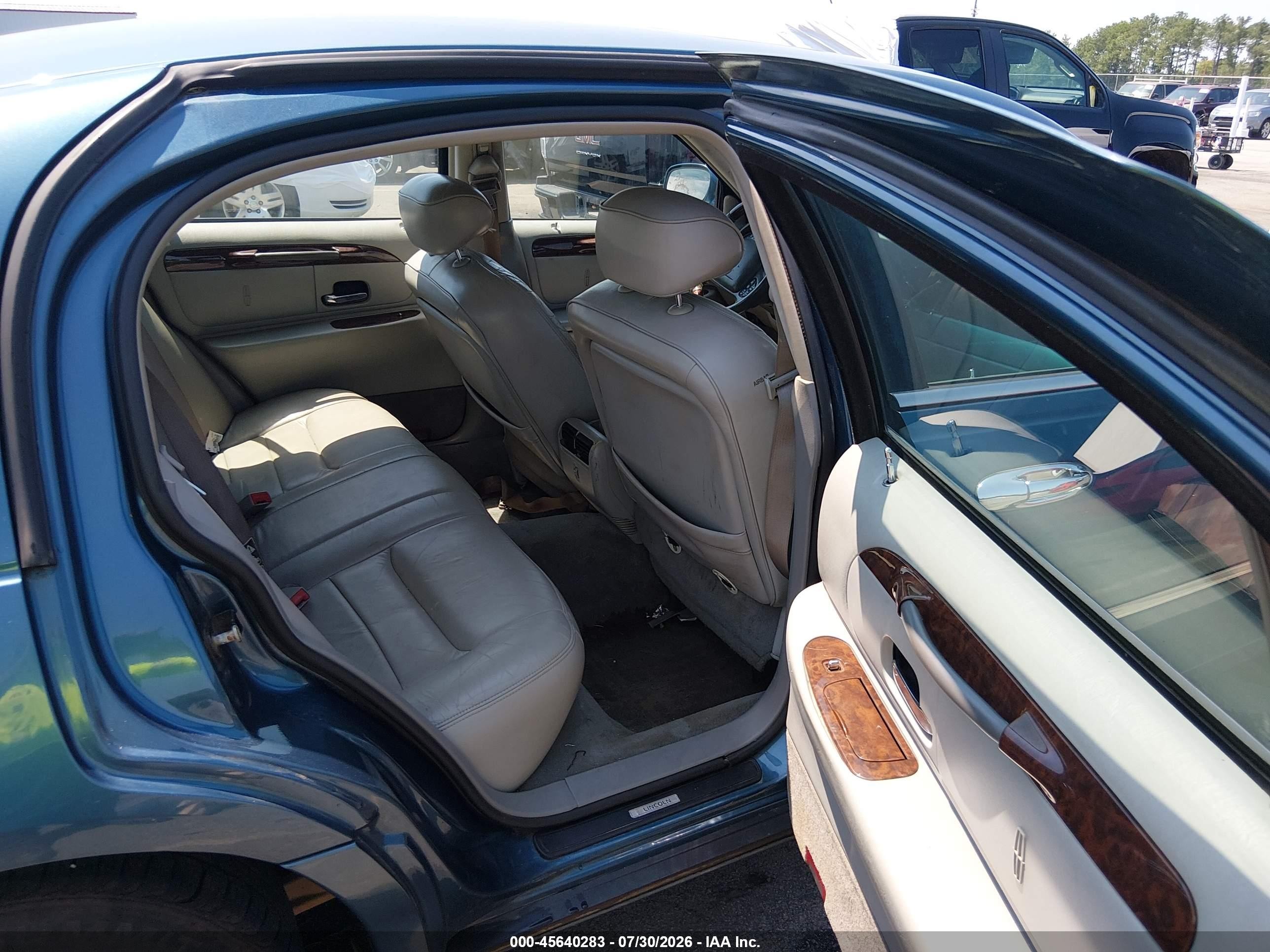 2002 Lincoln Town Car Signature Blue vin: 1LNHM82W22Y618220
