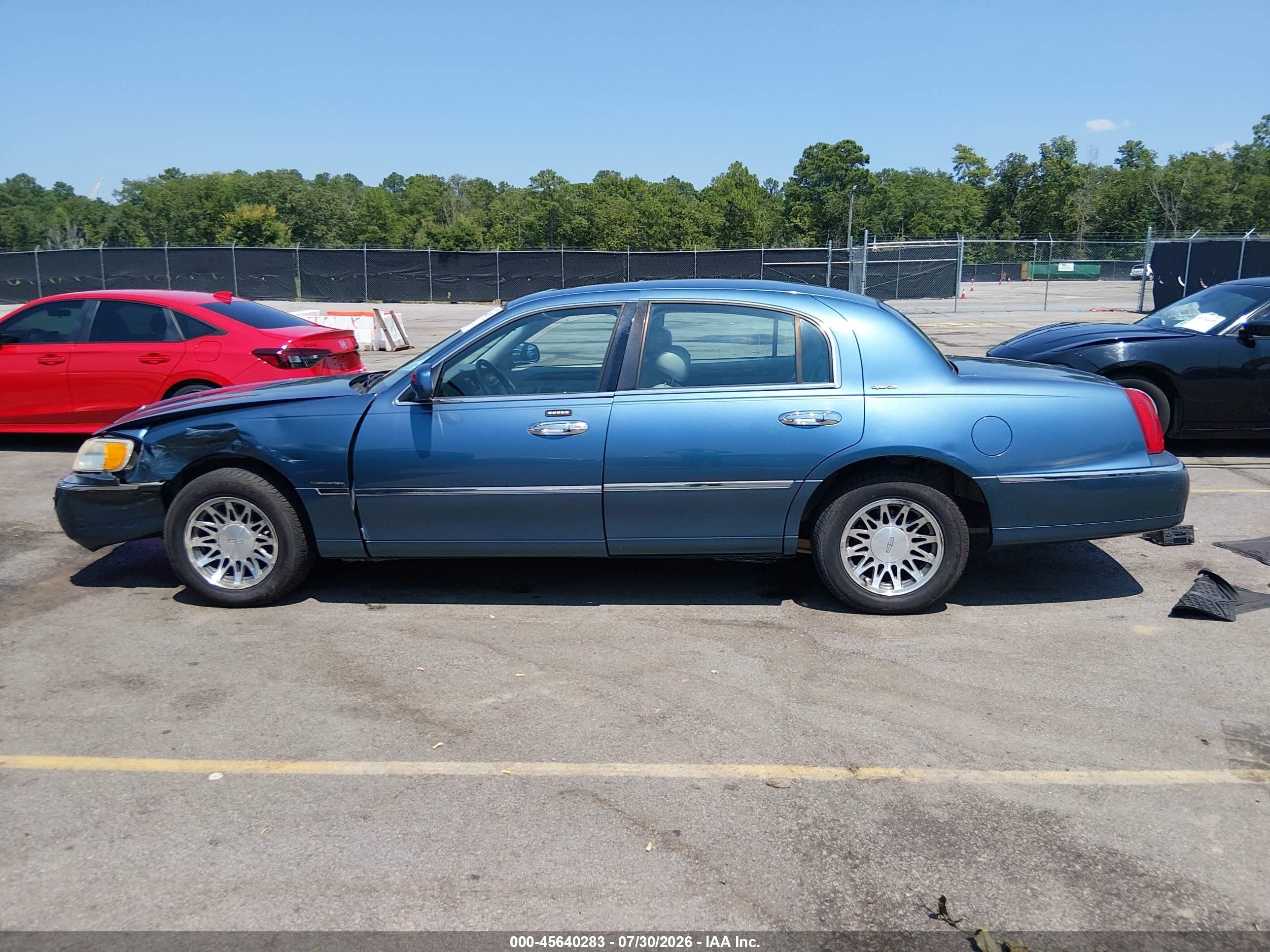 2002 Lincoln Town Car Signature Blue vin: 1LNHM82W22Y618220