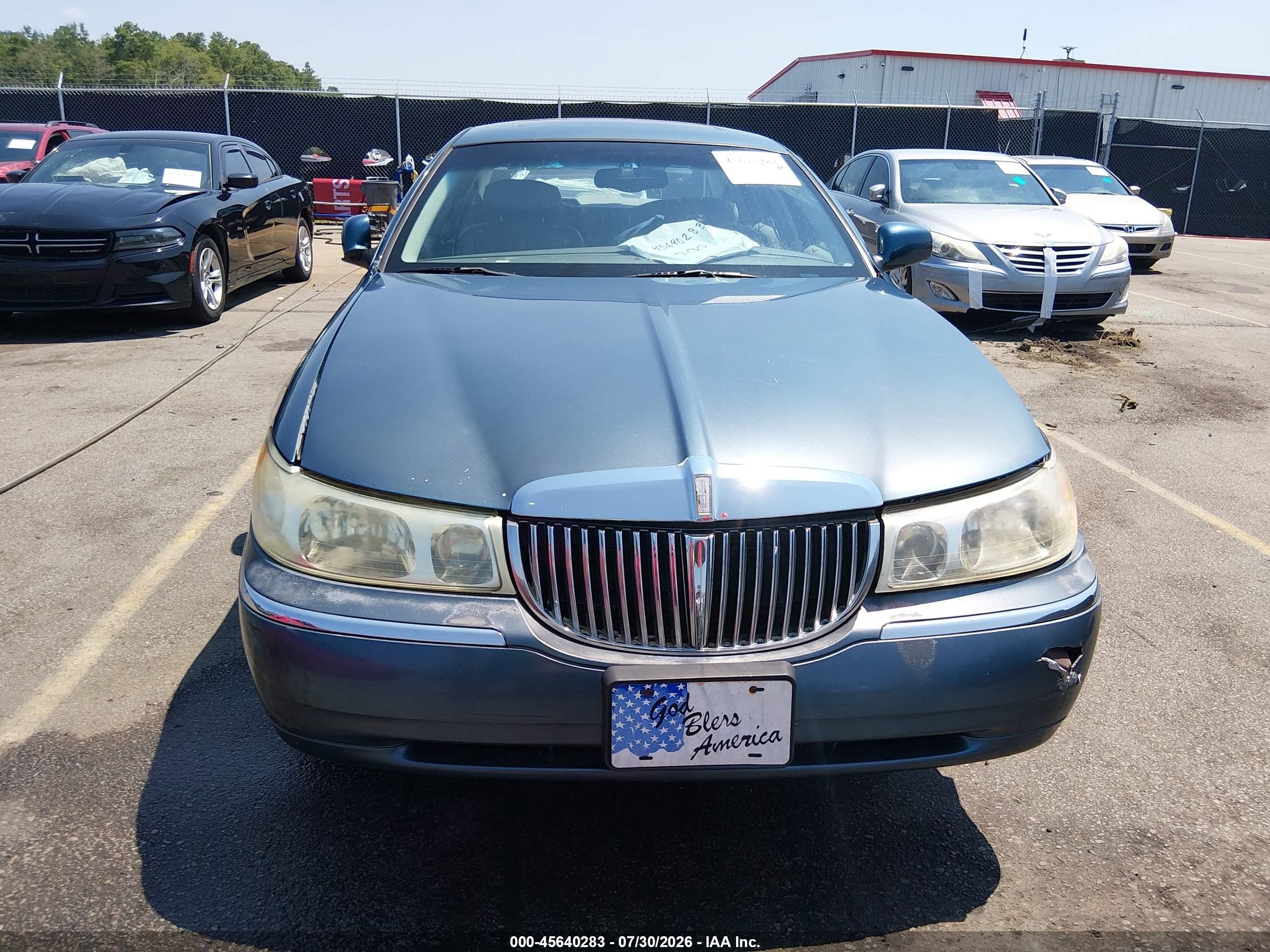 2002 Lincoln Town Car Signature Blue vin: 1LNHM82W22Y618220